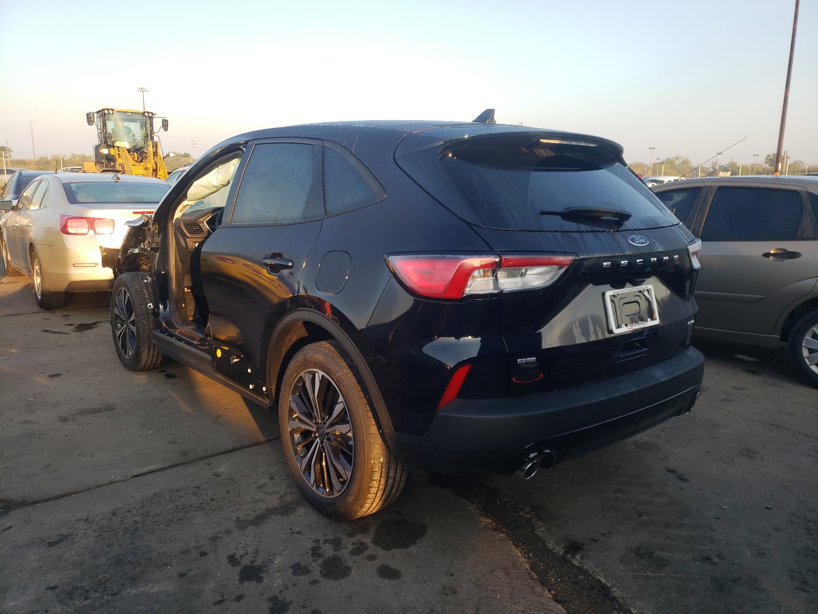 Photo 3 from auction – 2021 FORD ESCAPE SE with VIN 1FMCU9G61MUB01915