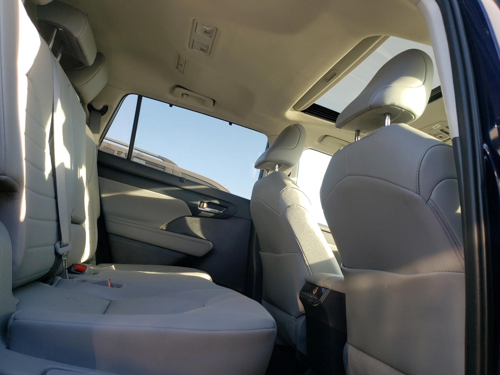 Photo 6 from auction – 2021 TOYOTA HIGHLANDER with VIN 5TDGBRCH2MS038413