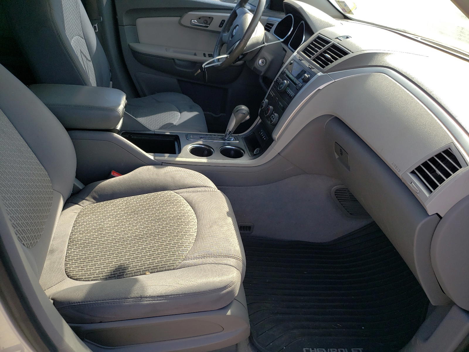 Photo 5 from auction – 2010 CHEVROLET TRAVERSE L with VIN 1GNLRFED2AS128187