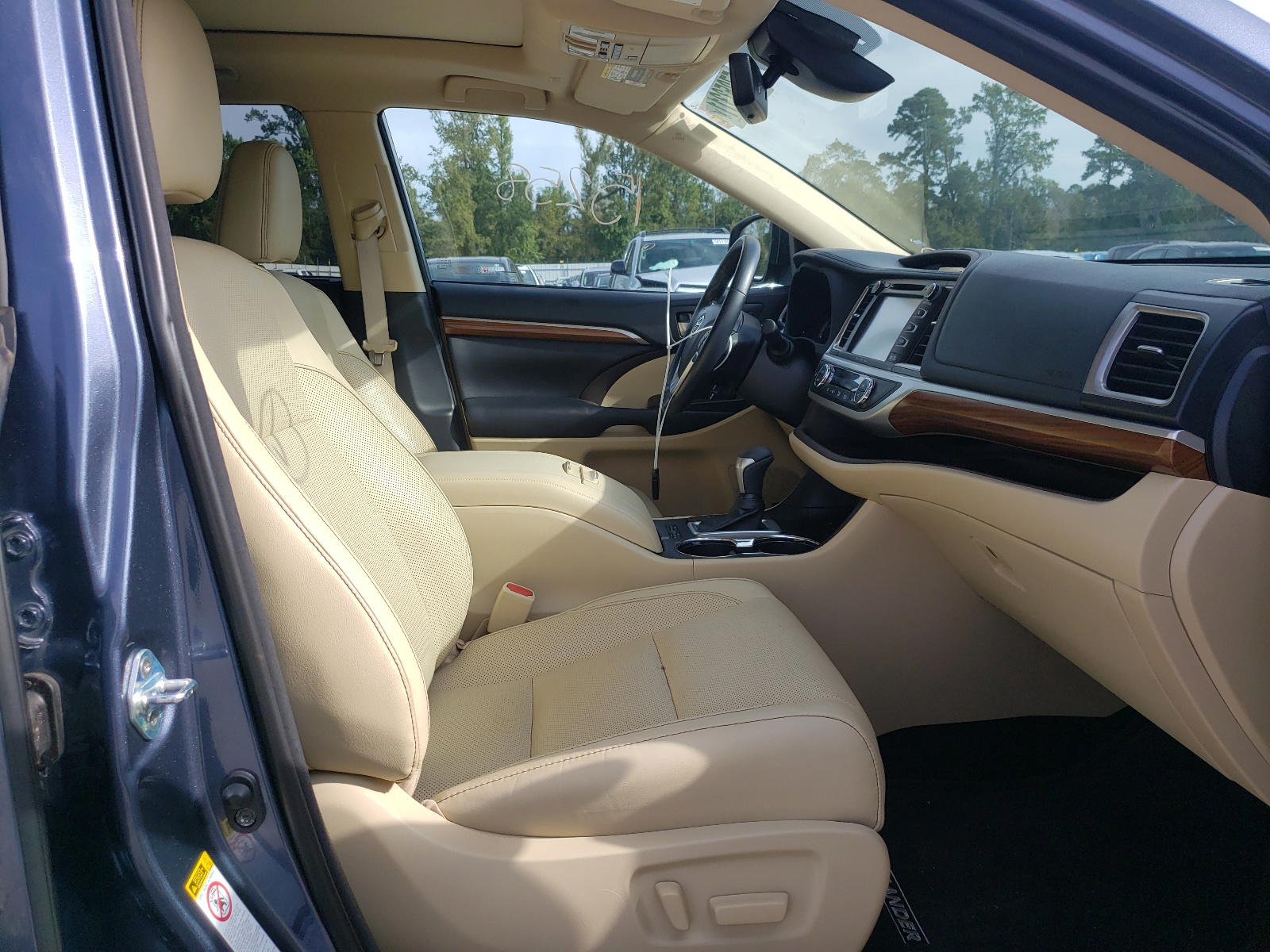 Photo 18 from auction – 2018 TOYOTA HIGHLANDER with VIN 5TDDZRFH5JS879809