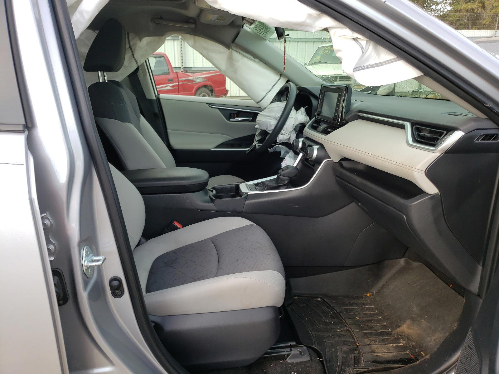 Photo 5 from auction – 2019 TOYOTA RAV4 XLE with VIN JTMP1RFV5KD044557