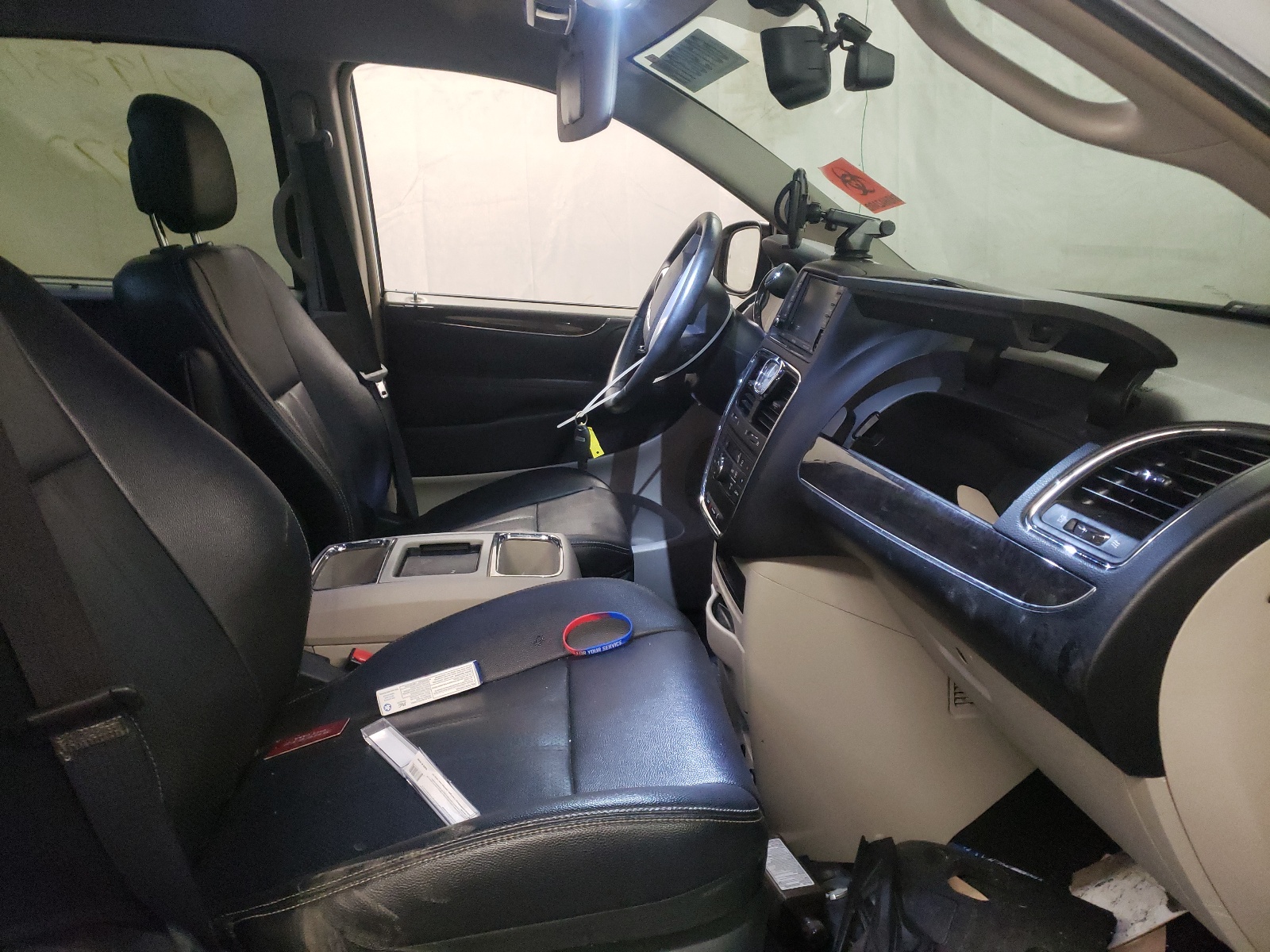 Photo 5 from auction – 2016 CHRYSLER TOWN & COU with VIN 2C4RC1CG0GR240405