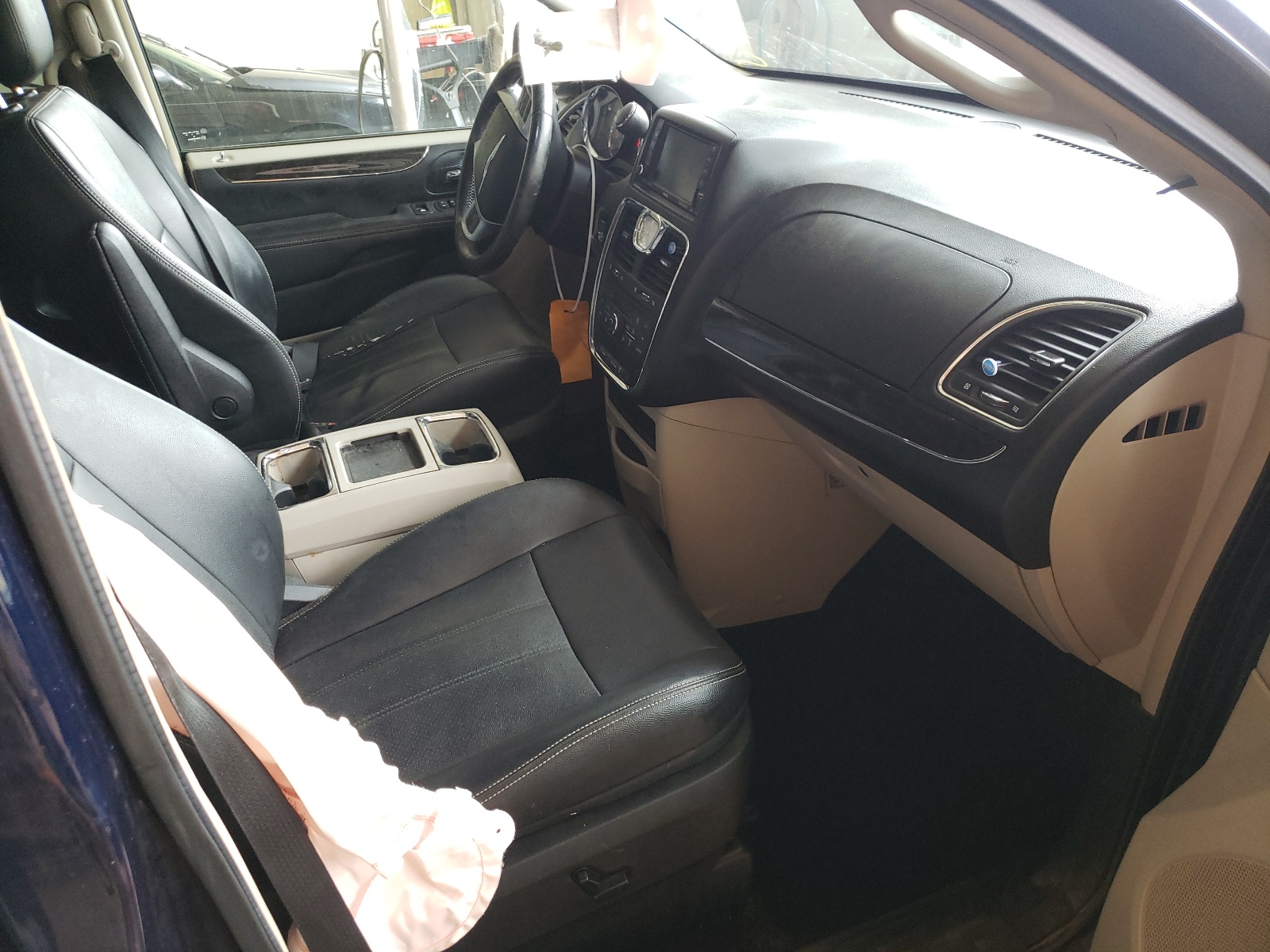 Photo 5 from auction – 2012 CHRYSLER TOWN & COU with VIN 2C4RC1CG9CR345437