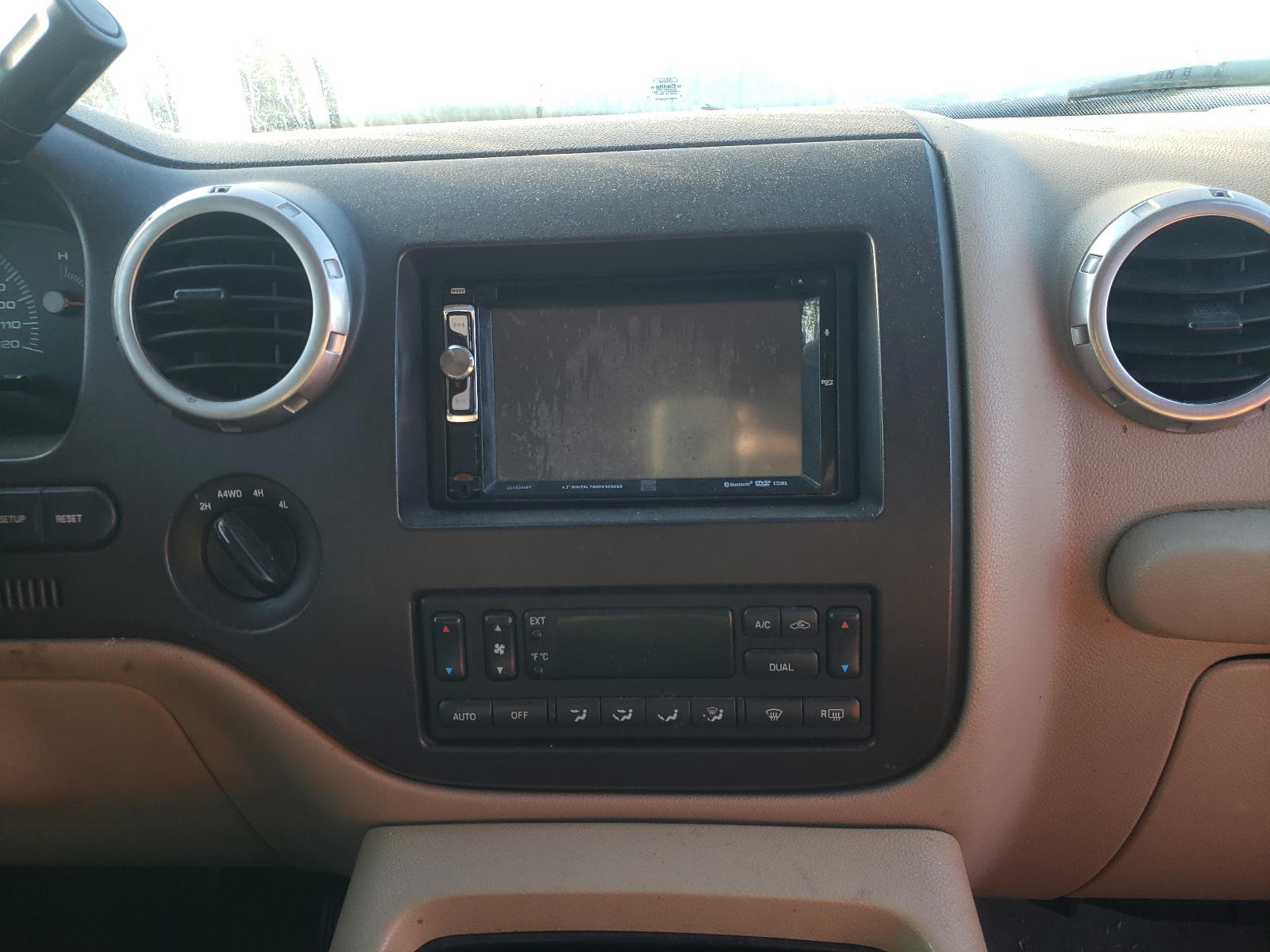 Photo 9 from auction – 2003 FORD EXPEDITION with VIN 1FMFU18L33LC57719