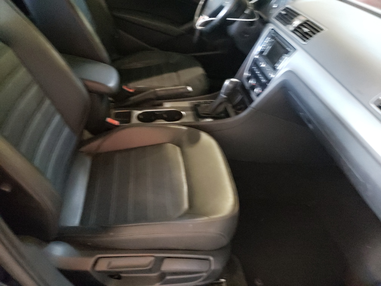 Photo 5 from auction – 2015 VOLKSWAGEN PASSAT SE with VIN 1VWBS7A30FC014523