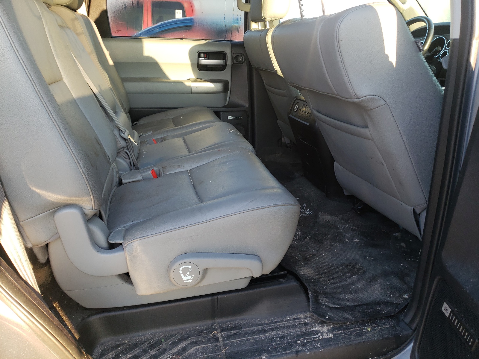 Photo 6 from auction – 2016 TOYOTA SEQUOIA LI with VIN 5TDKY5G11GS062320