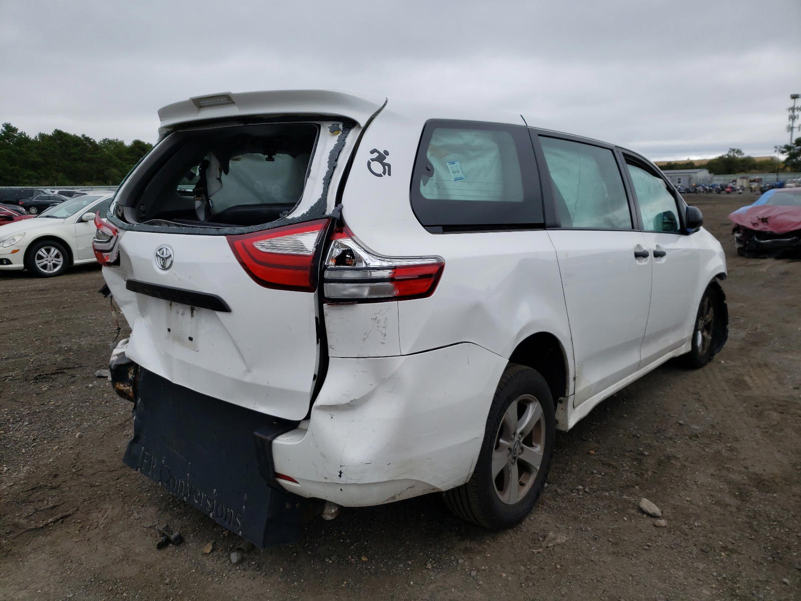 Photo 4 from auction – 2018 TOYOTA SIENNA L with VIN 5TDZZ3DC1JS945895