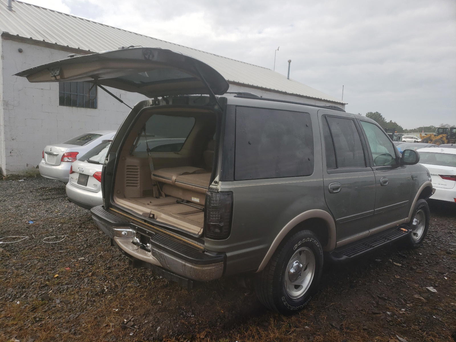 Photo 4 from auction – 1999 FORD EXPEDITION with VIN 1FMPU18L0XLC01232