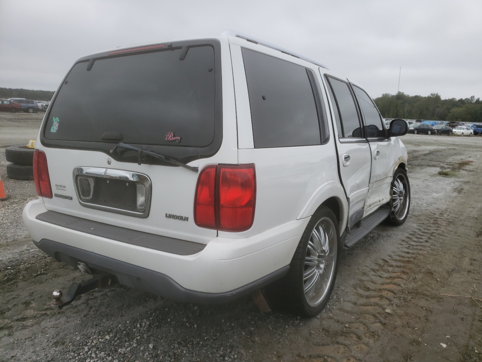 Фото 4 с аукциона – 1998 LINCOLN NAVIGATOR с VIN 5LMPU28L3WLJ42002