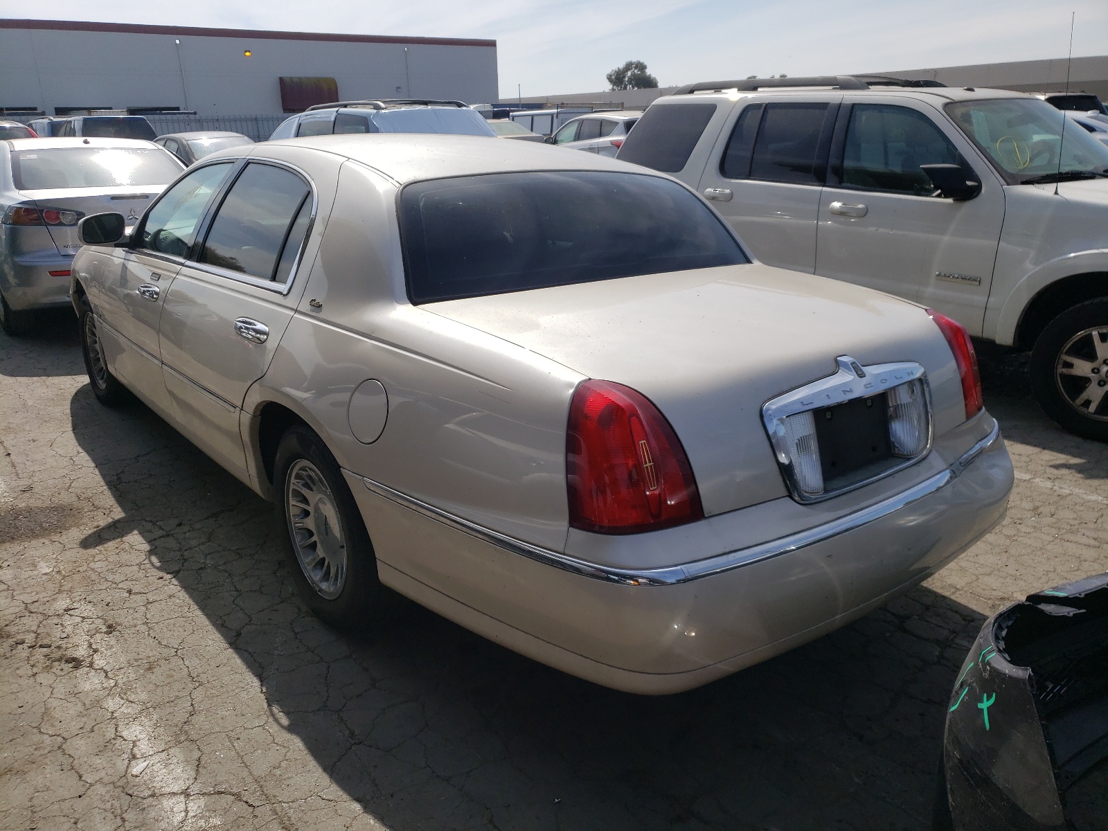 Photo 3 from auction – 2000 LINCOLN TOWN CAR C with VIN 1LNHM83W3YY902396