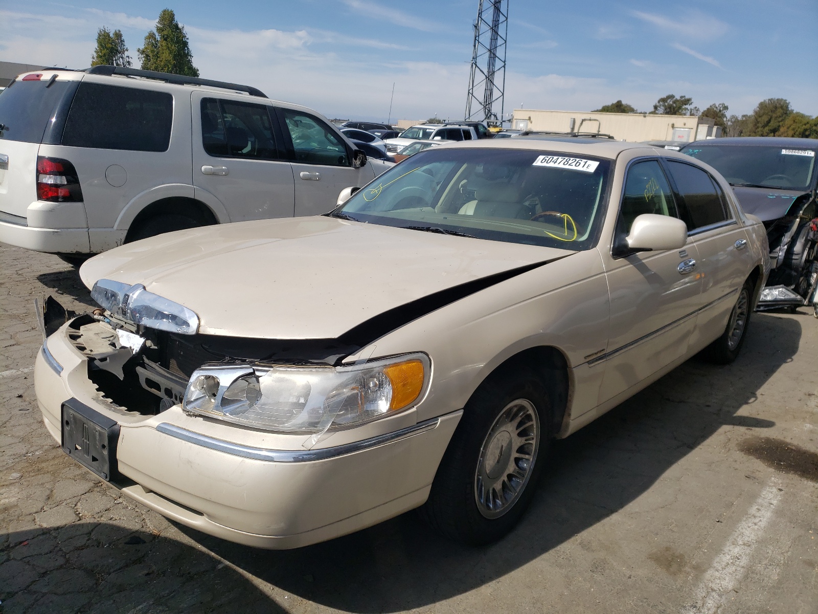 Photo 2 from auction – 2000 LINCOLN TOWN CAR C with VIN 1LNHM83W3YY902396
