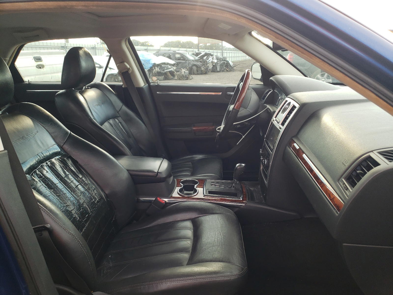 Photo 5 from auction – 2009 CHRYSLER 300C with VIN 2C3LA63T09H600517