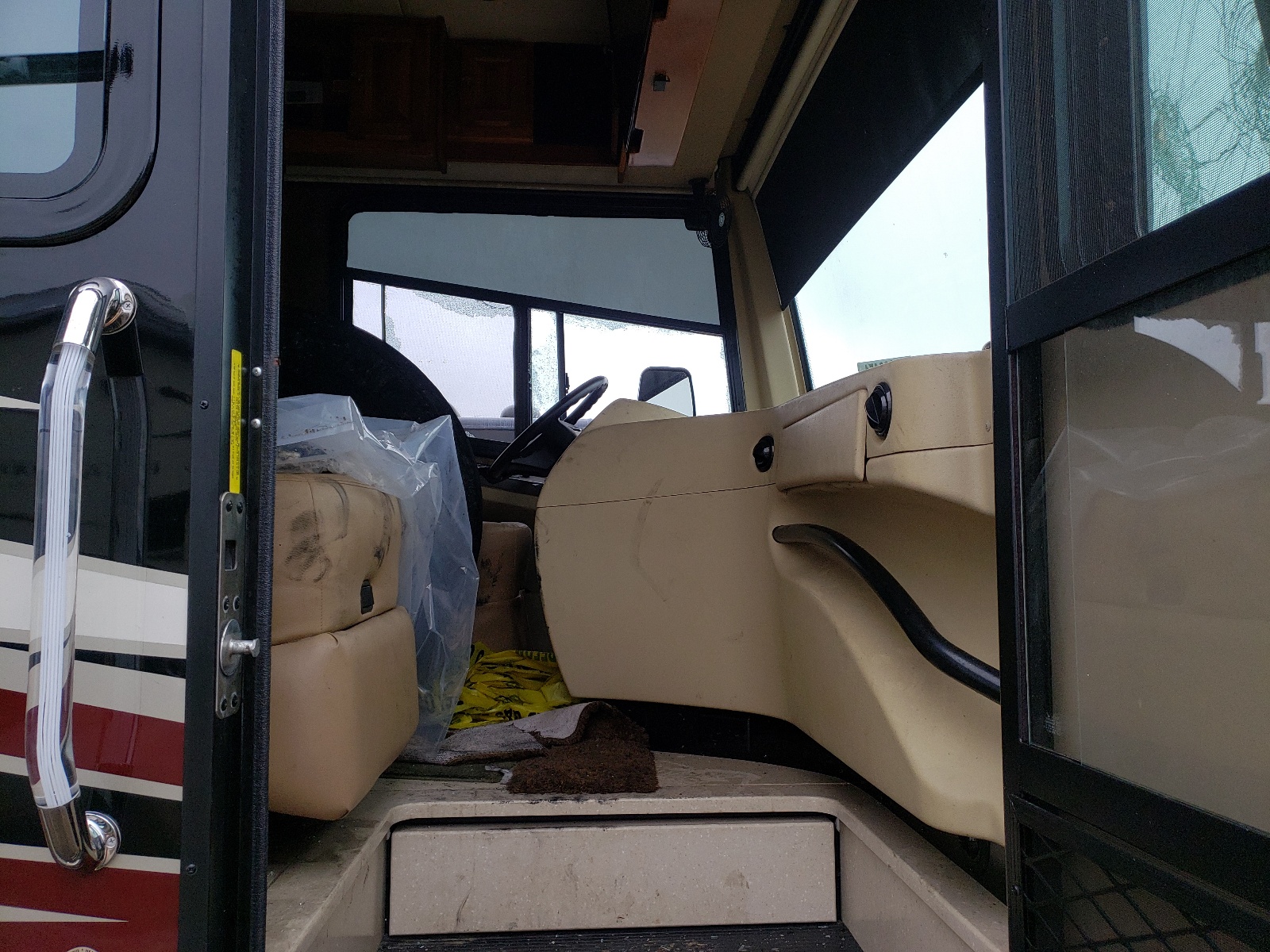 Photo 5 from auction – 2014 FREIGHTLINER TRVL HOME with VIN 4UZACGCY4ECGD2408