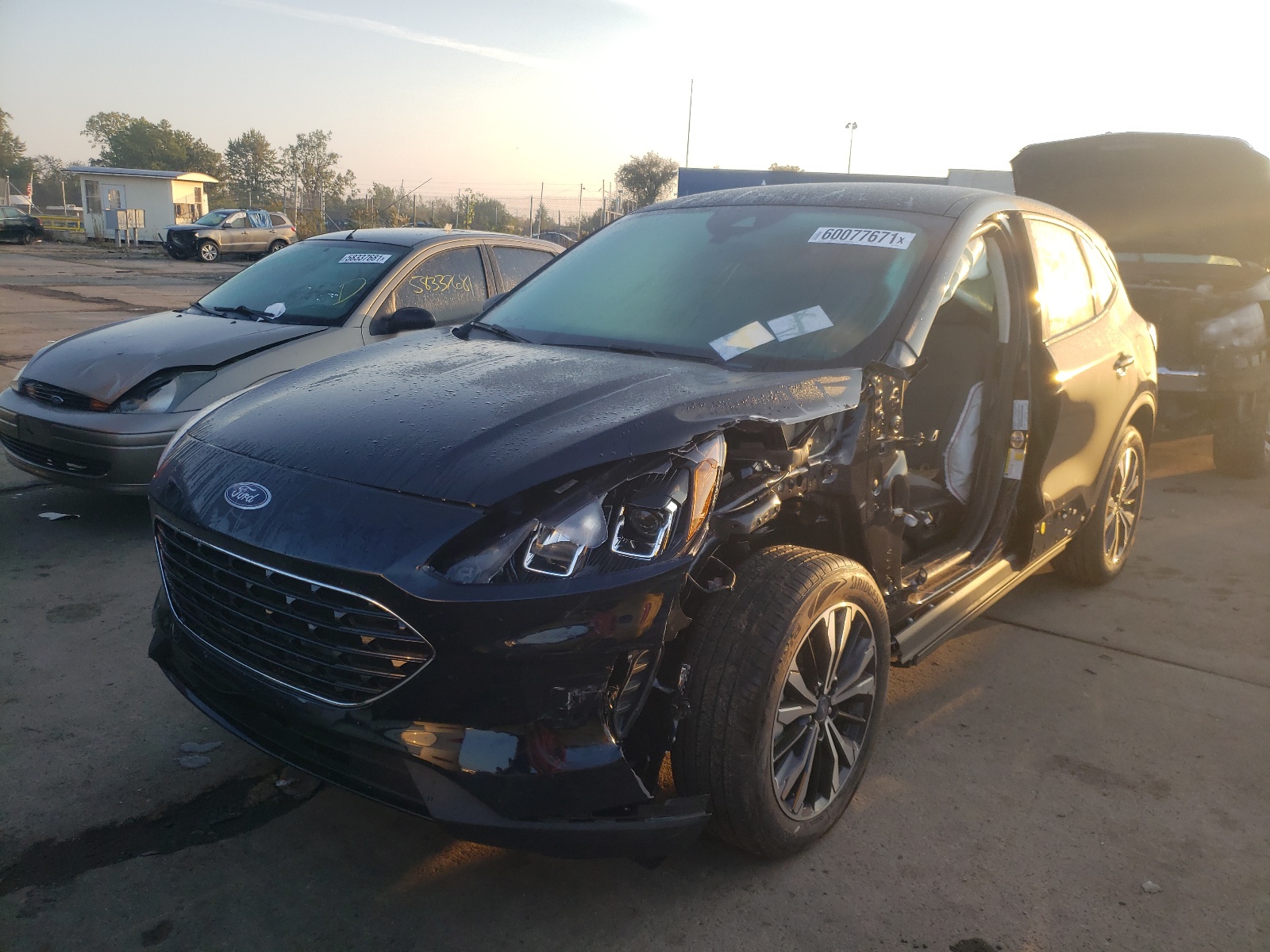 Photo 2 from auction – 2021 FORD ESCAPE SE with VIN 1FMCU9G61MUB01915