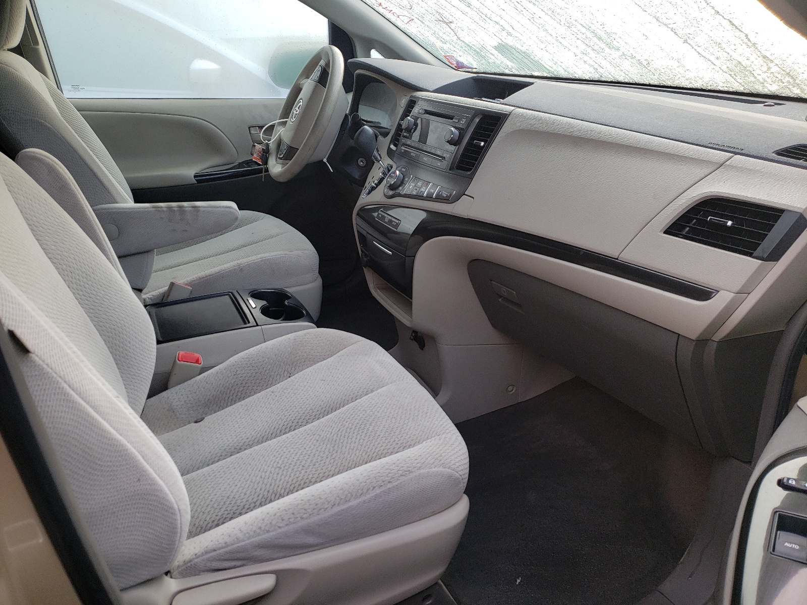 Photo 5 from auction – 2014 TOYOTA SIENNA LE with VIN 5TDKK3DC1ES485813