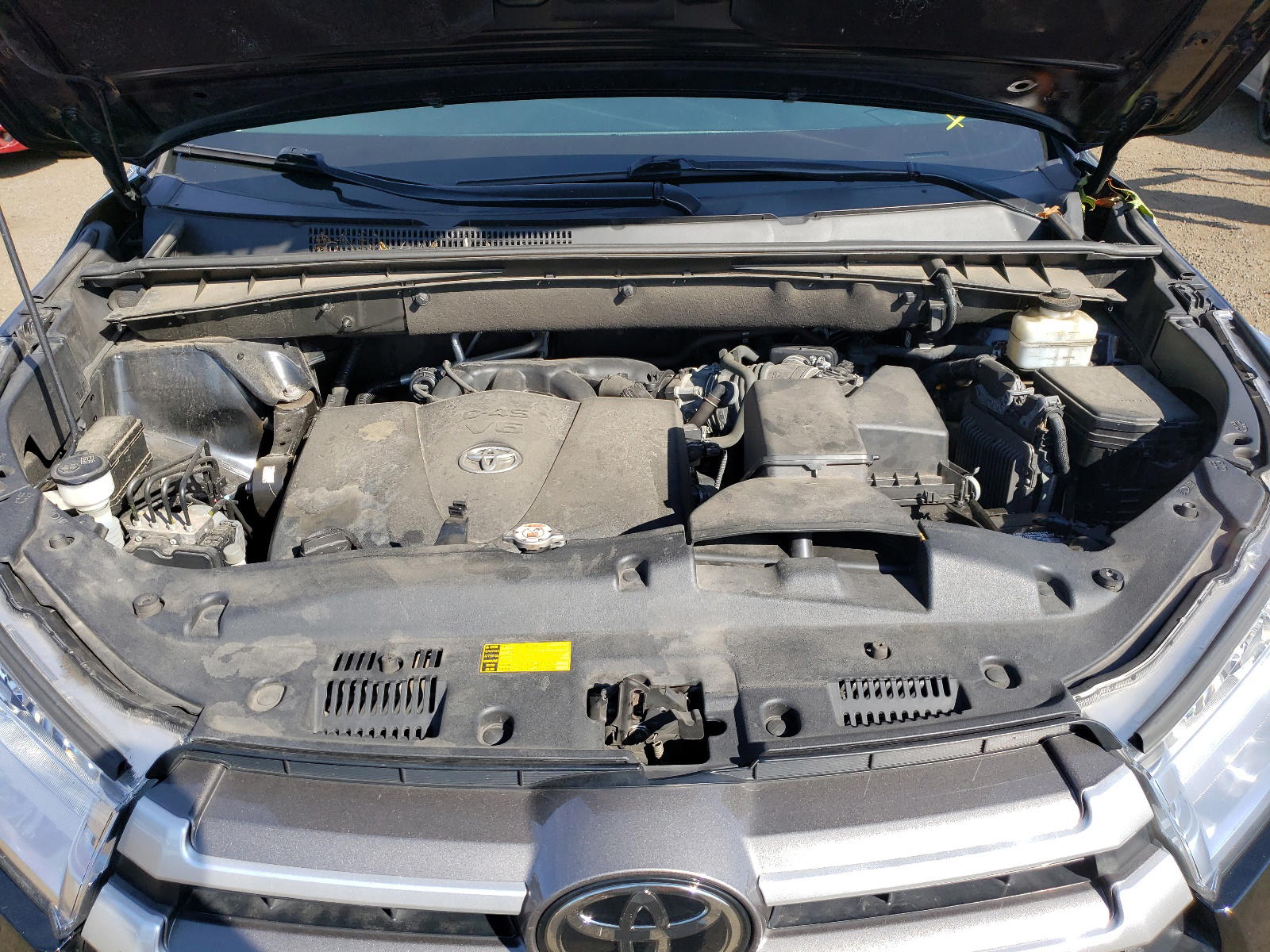 Photo 11 from auction – 2018 TOYOTA HIGHLANDER with VIN 5TDBZRFH0JS898520