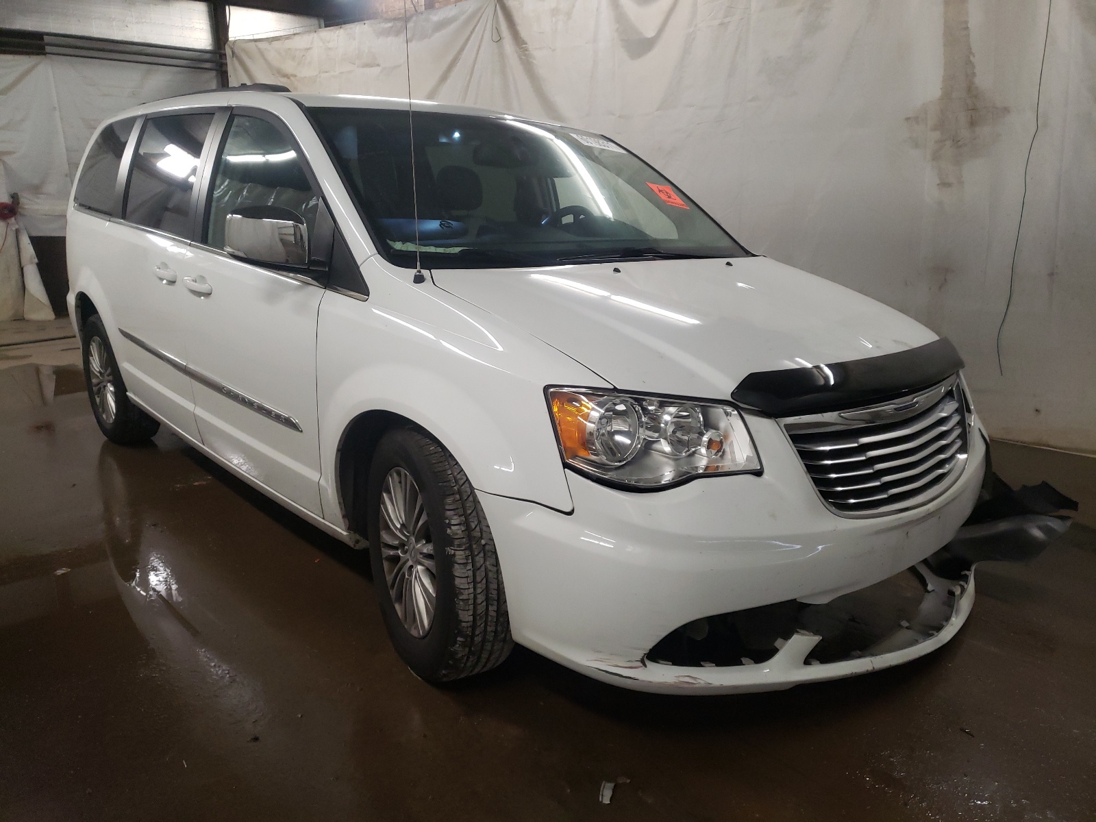 Photo 1 from auction – 2016 CHRYSLER TOWN & COU with VIN 2C4RC1CG0GR240405