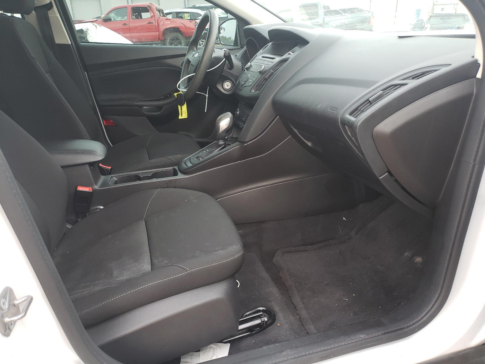Photo 5 from auction – 2017 FORD FOCUS SE with VIN 1FADP3F24HL227893
