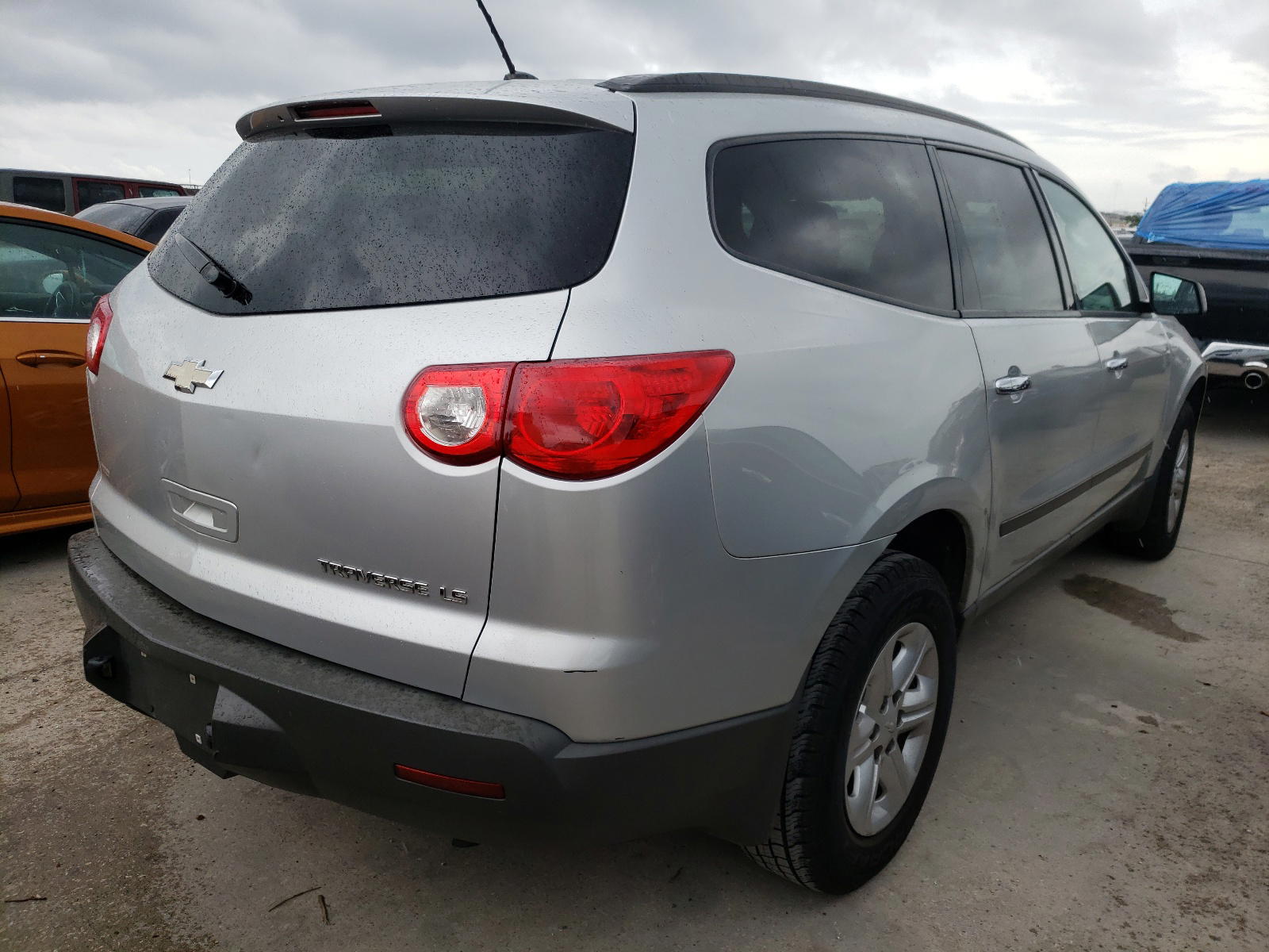 Photo 4 from auction – 2011 CHEVROLET TRAVERSE L with VIN 1GNKRFED1BJ204520