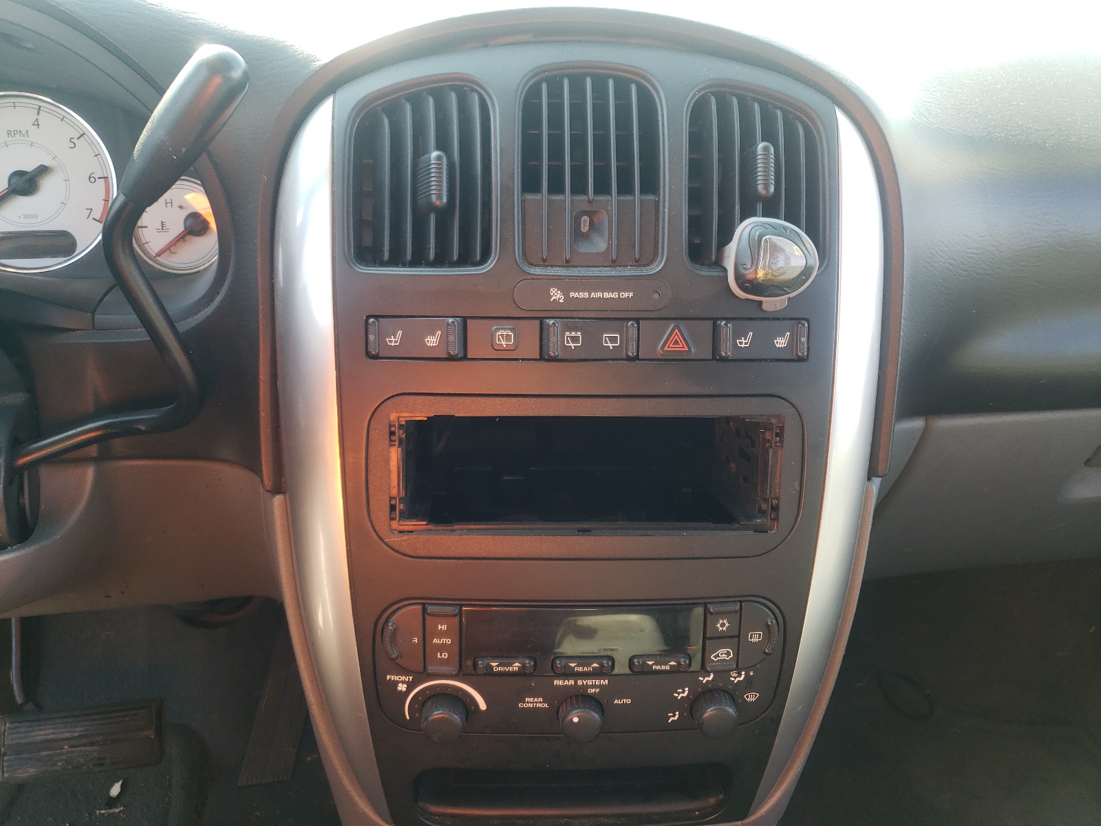 Photo 9 from auction – 2005 CHRYSLER TOWN & COU with VIN 2C4GP54L45R468984