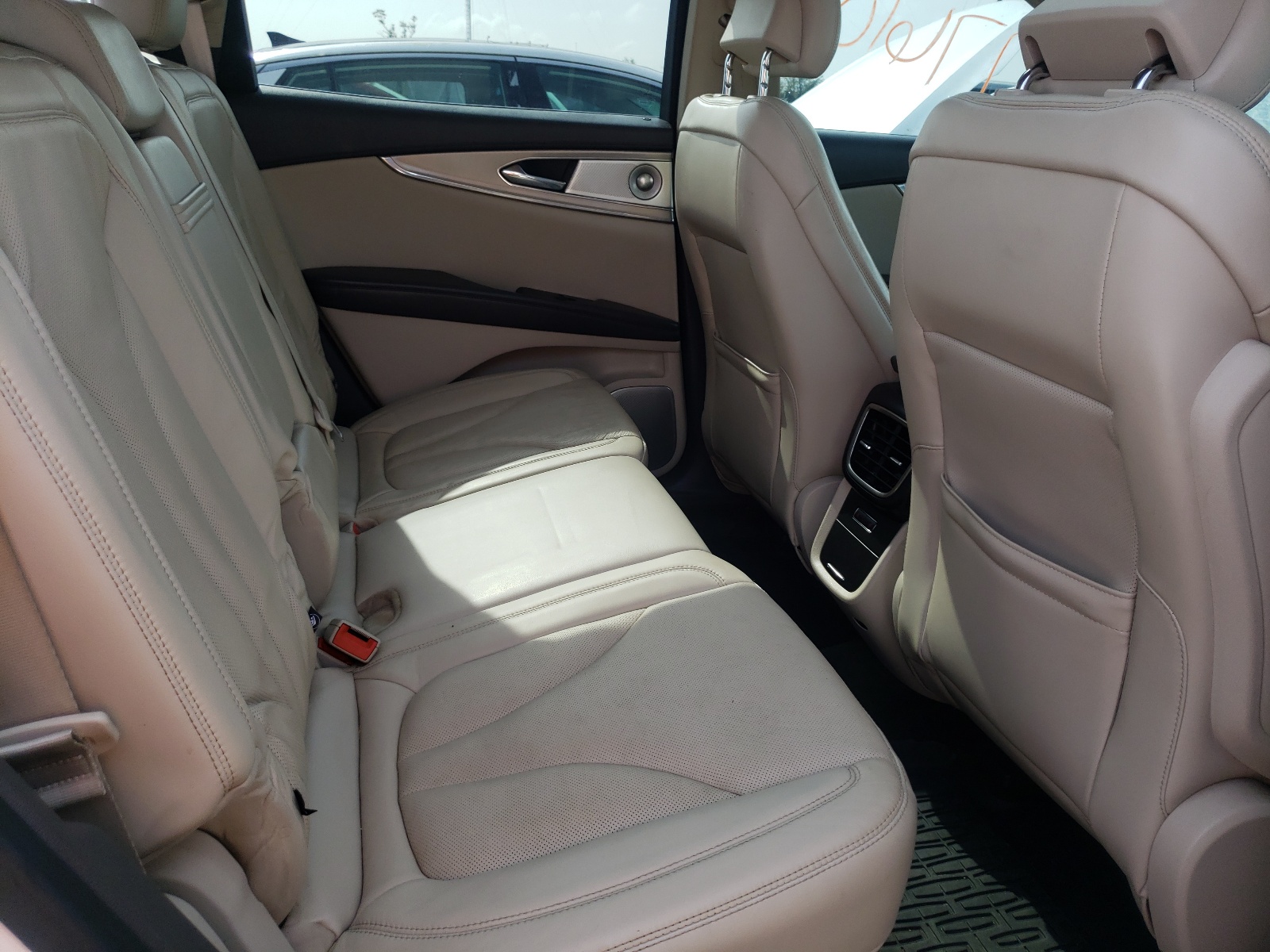 Photo 6 from auction – 2016 LINCOLN MKX RESERV with VIN 2LMTJ8LRXGBL27811