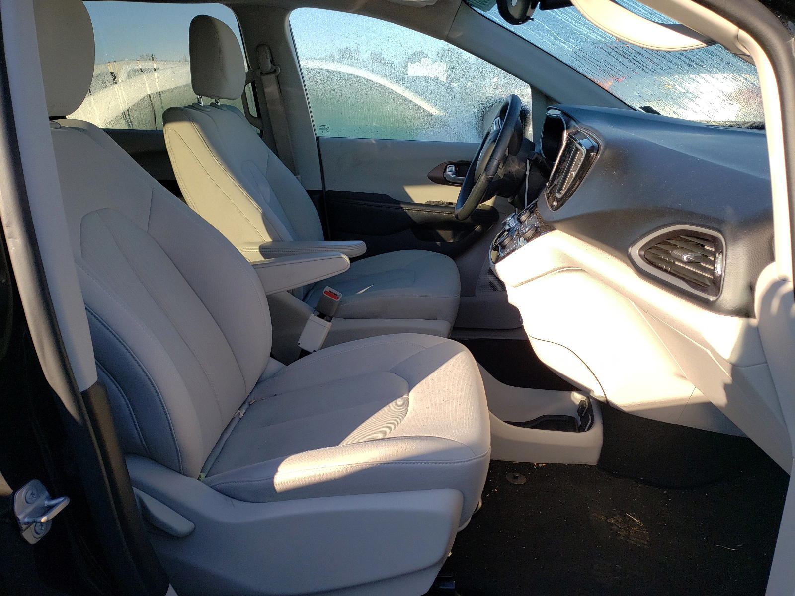 Photo 5 from auction – 2017 CHRYSLER PACIFICA T with VIN 2C4RC1DG4HR502586
