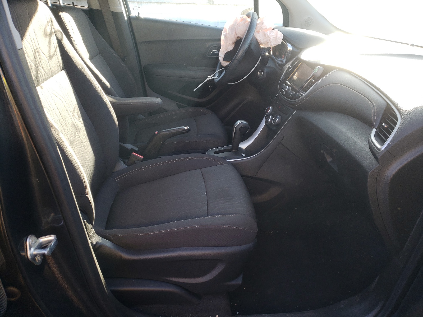 Photo 5 from auction – 2018 CHEVROLET TRAX 1LT with VIN 3GNCJPSB4JL313971