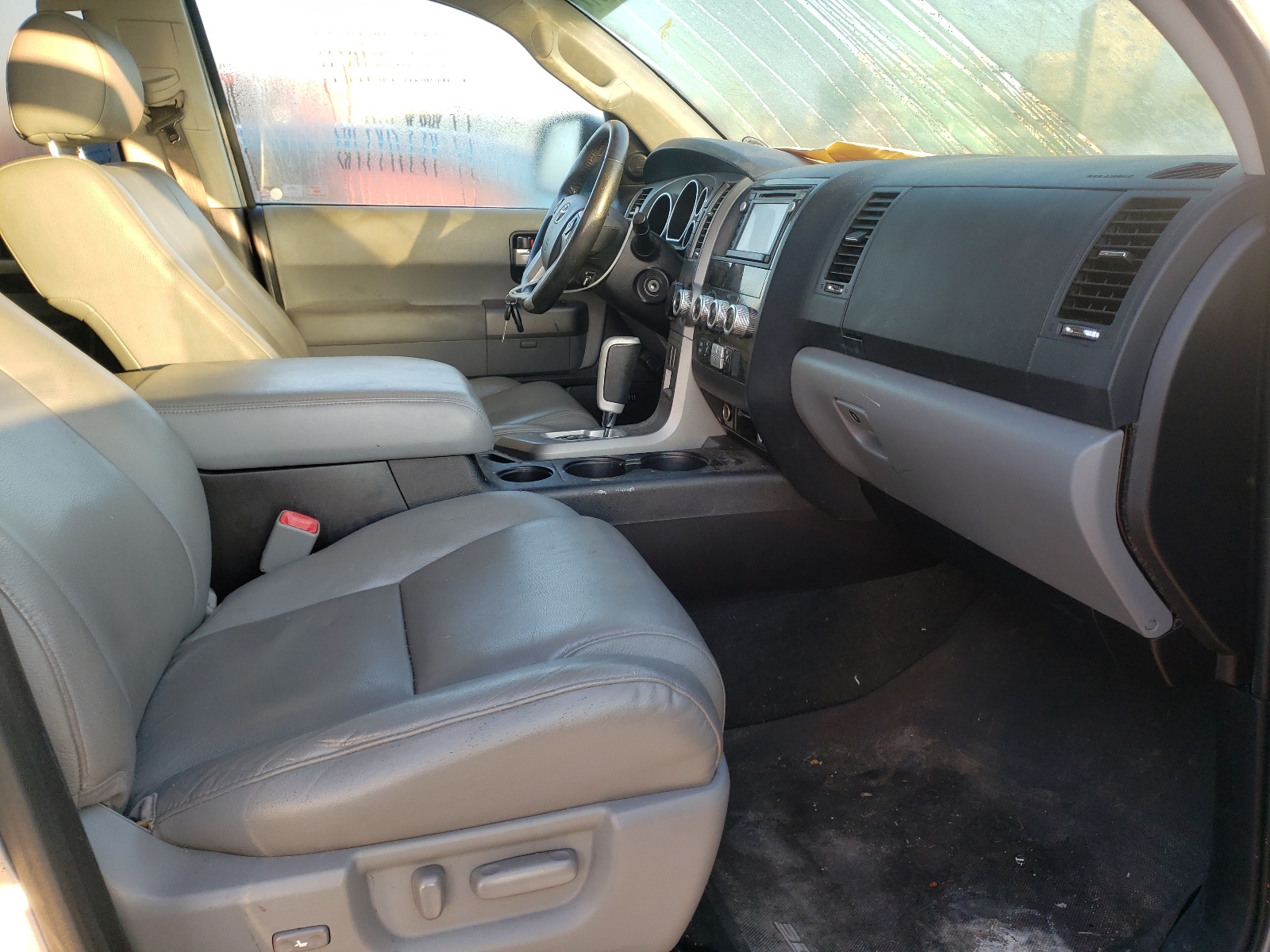 Photo 5 from auction – 2016 TOYOTA SEQUOIA LI with VIN 5TDKY5G11GS062320
