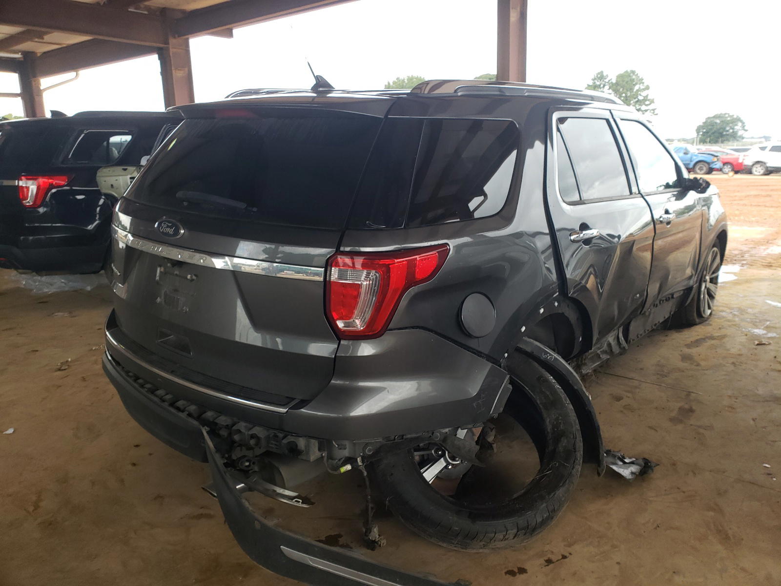 Photo 4 from auction – 2018 FORD EXPLORER L with VIN 1FM5K7F83JGB57791