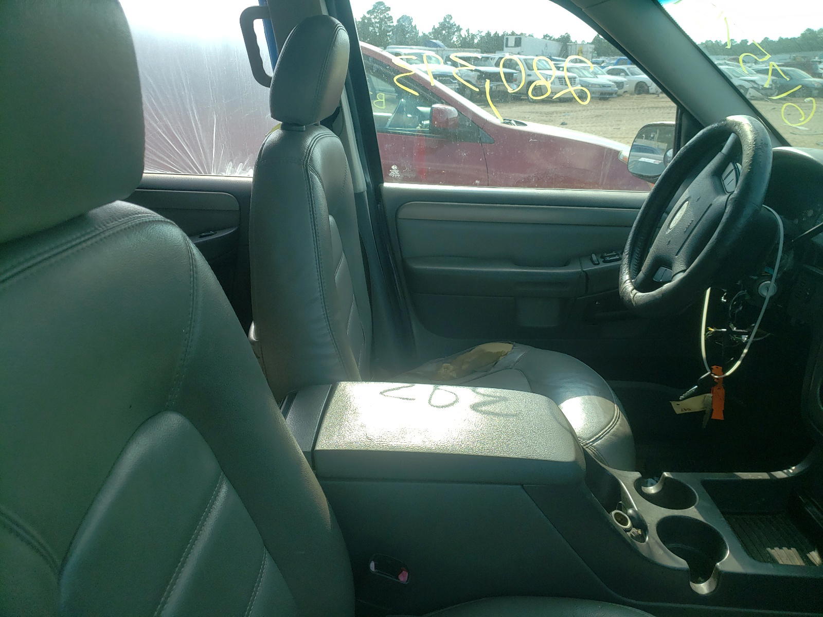 Photo 5 from auction – 2004 FORD EXPLORER X with VIN 1FMDU73W94UB06309