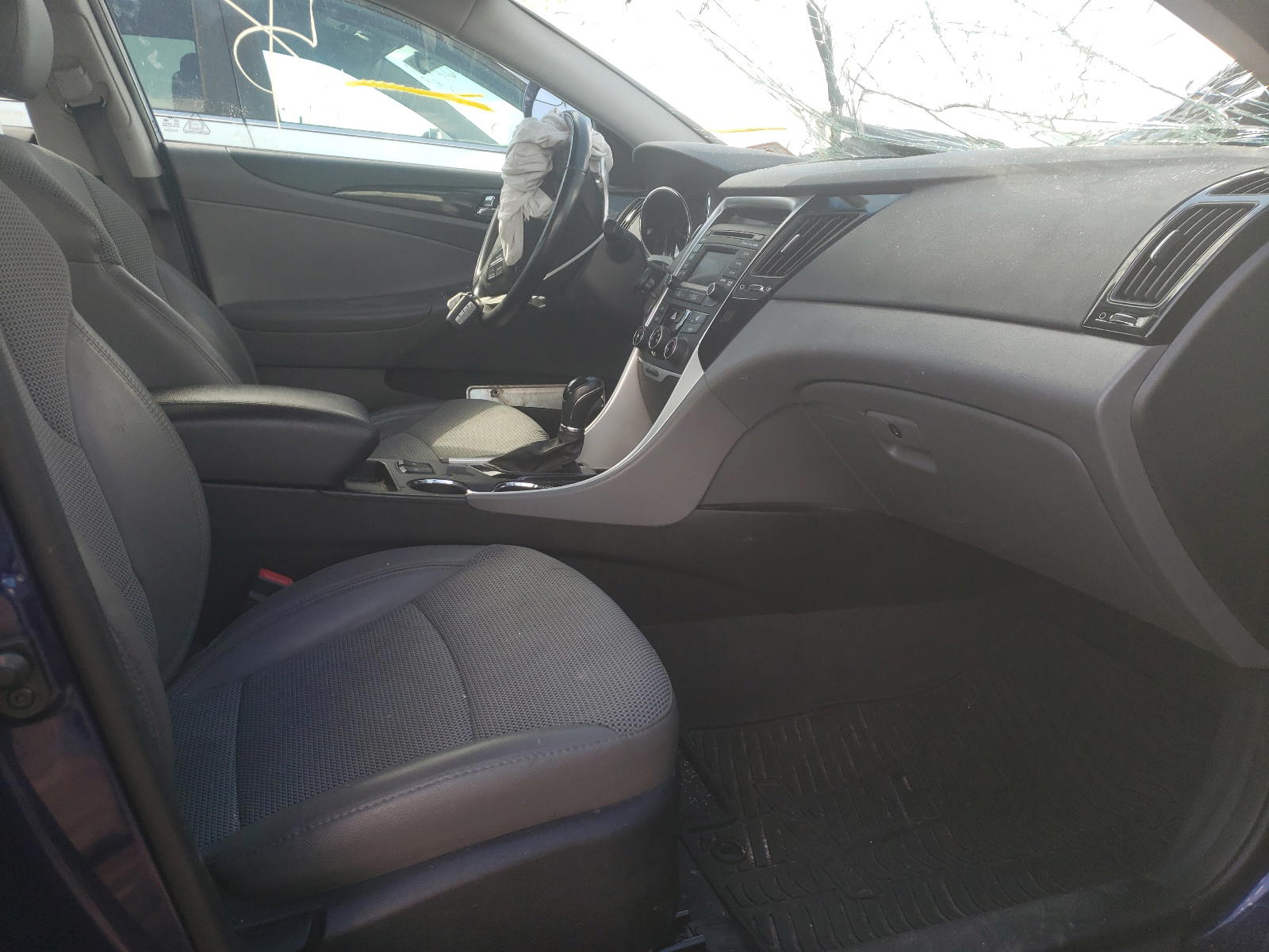 Photo 5 from auction – 2014 HYUNDAI SONATA SE with VIN 5NPEC4AC3EH851538