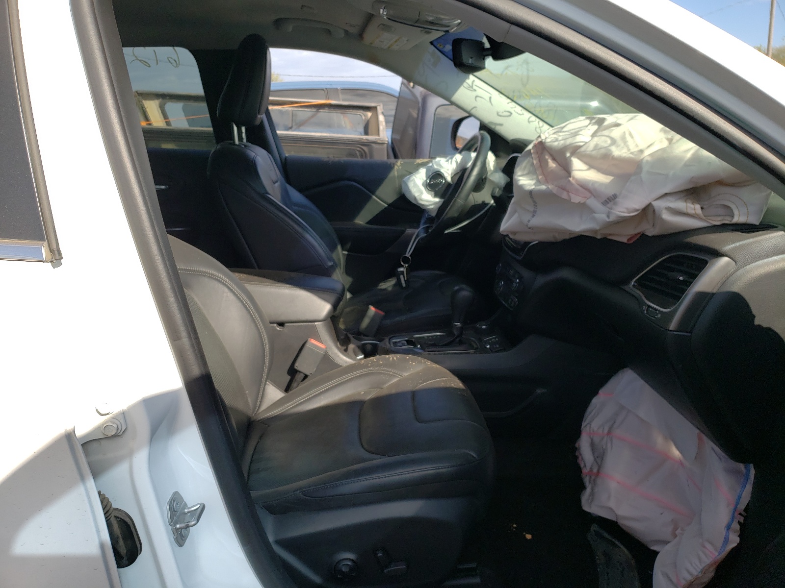 Photo 5 from auction – 2019 JEEP CHEROKEE L with VIN 1C4PJMDN2KD180540