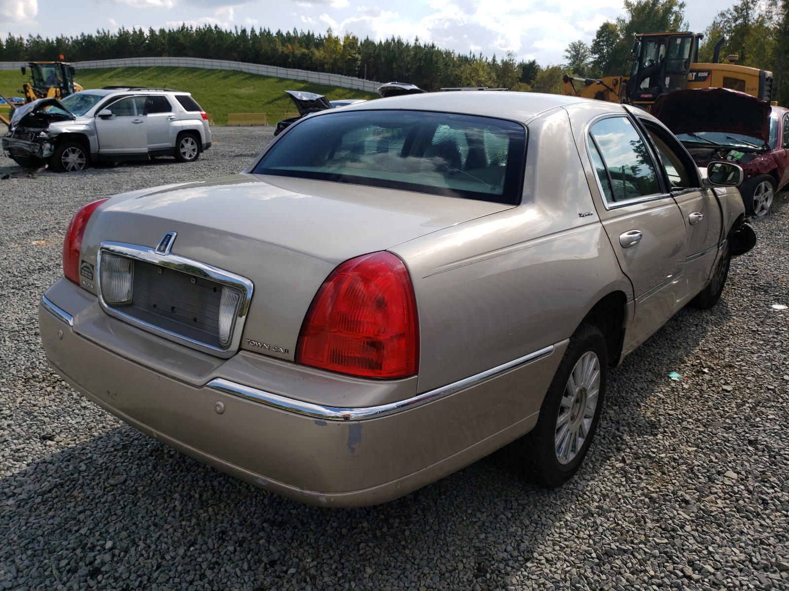 Photo 4 from auction – 2004 LINCOLN TOWN CAR E with VIN 1LNHM81W44Y669237
