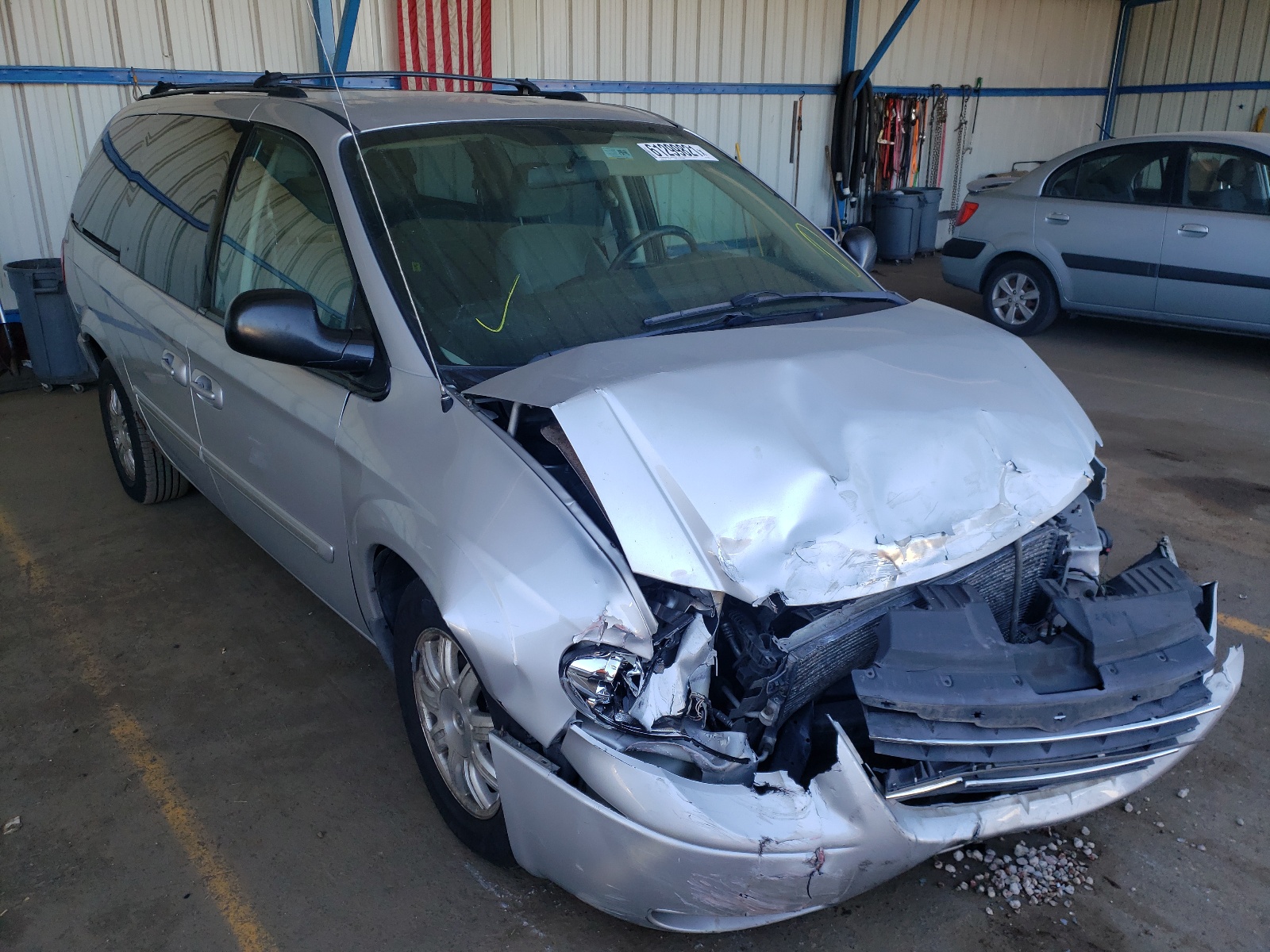 Photo 1 from auction – 2005 CHRYSLER TOWN & COU with VIN 2C4GP54L25R523027