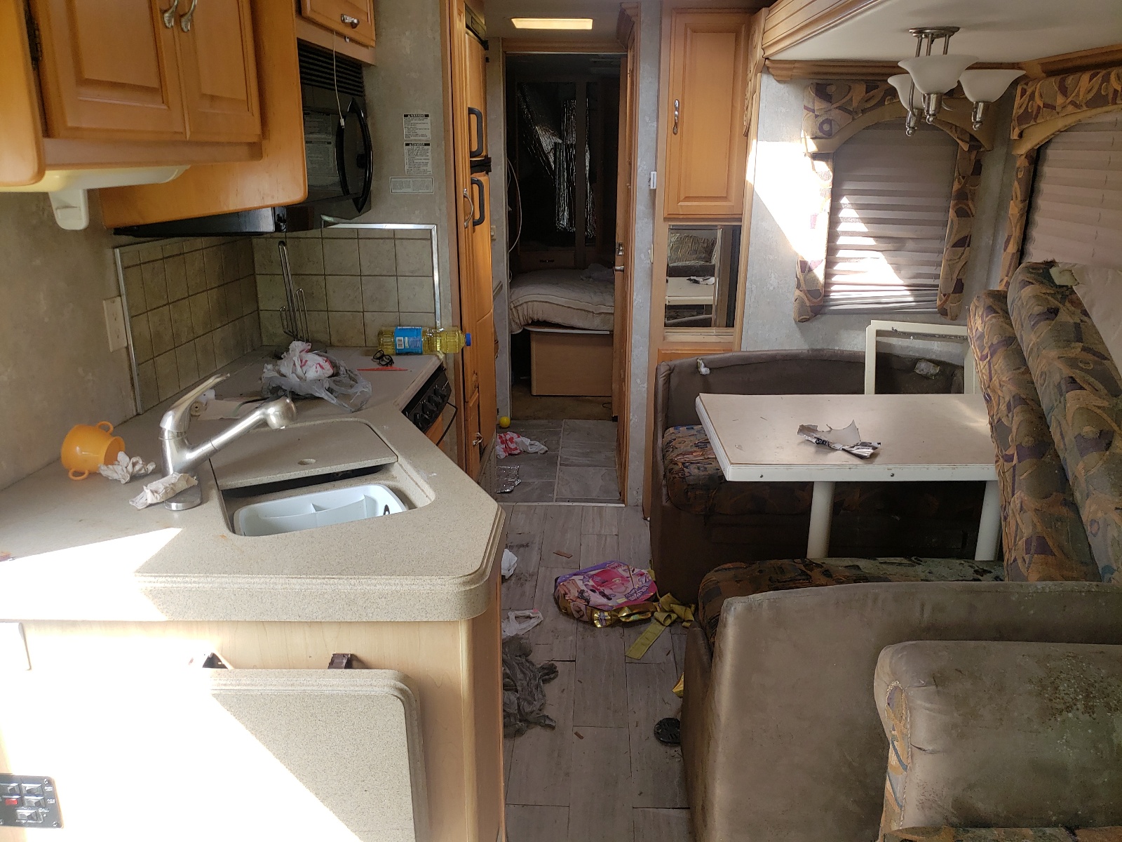 Photo 6 from auction – 2005 WORKHORSE CUSTOM CHASSIS MOTORHOME with VIN 5B4MP67G053397885