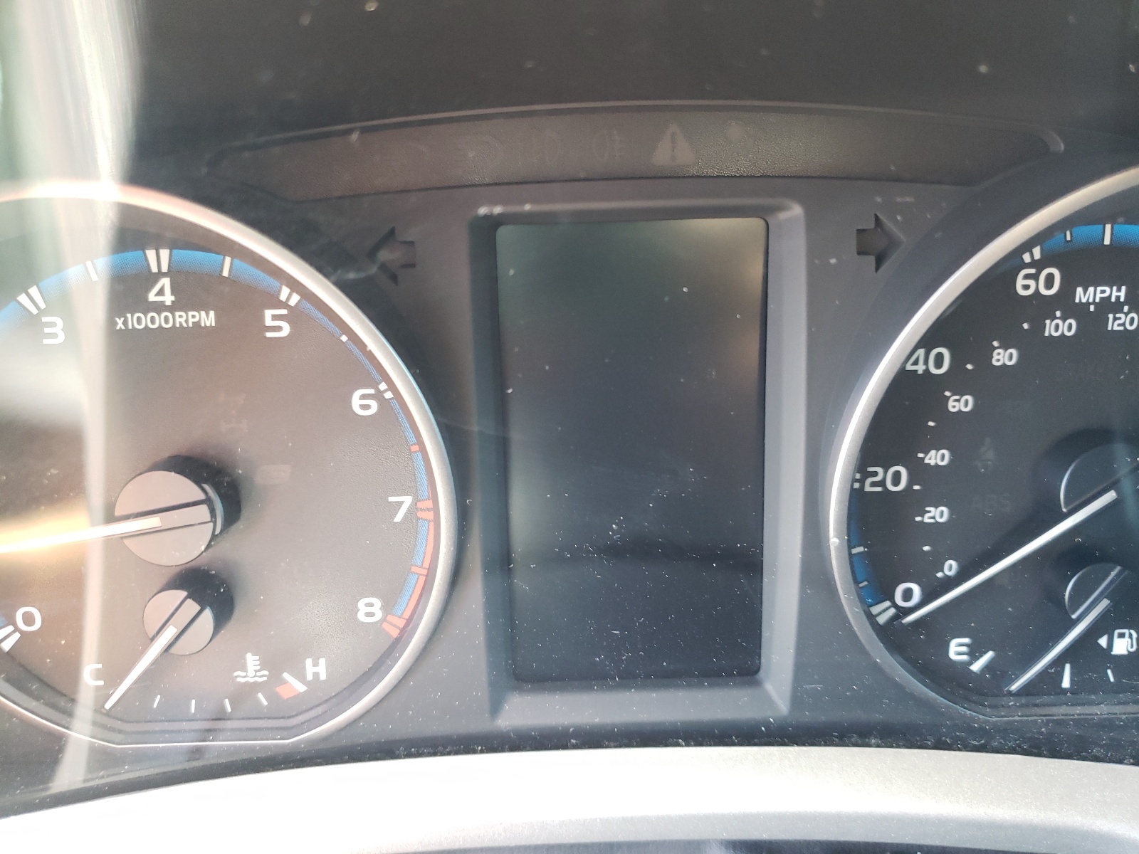Photo 8 from auction – 2017 TOYOTA RAV4 XLE with VIN 2T3RFREV1HW562740