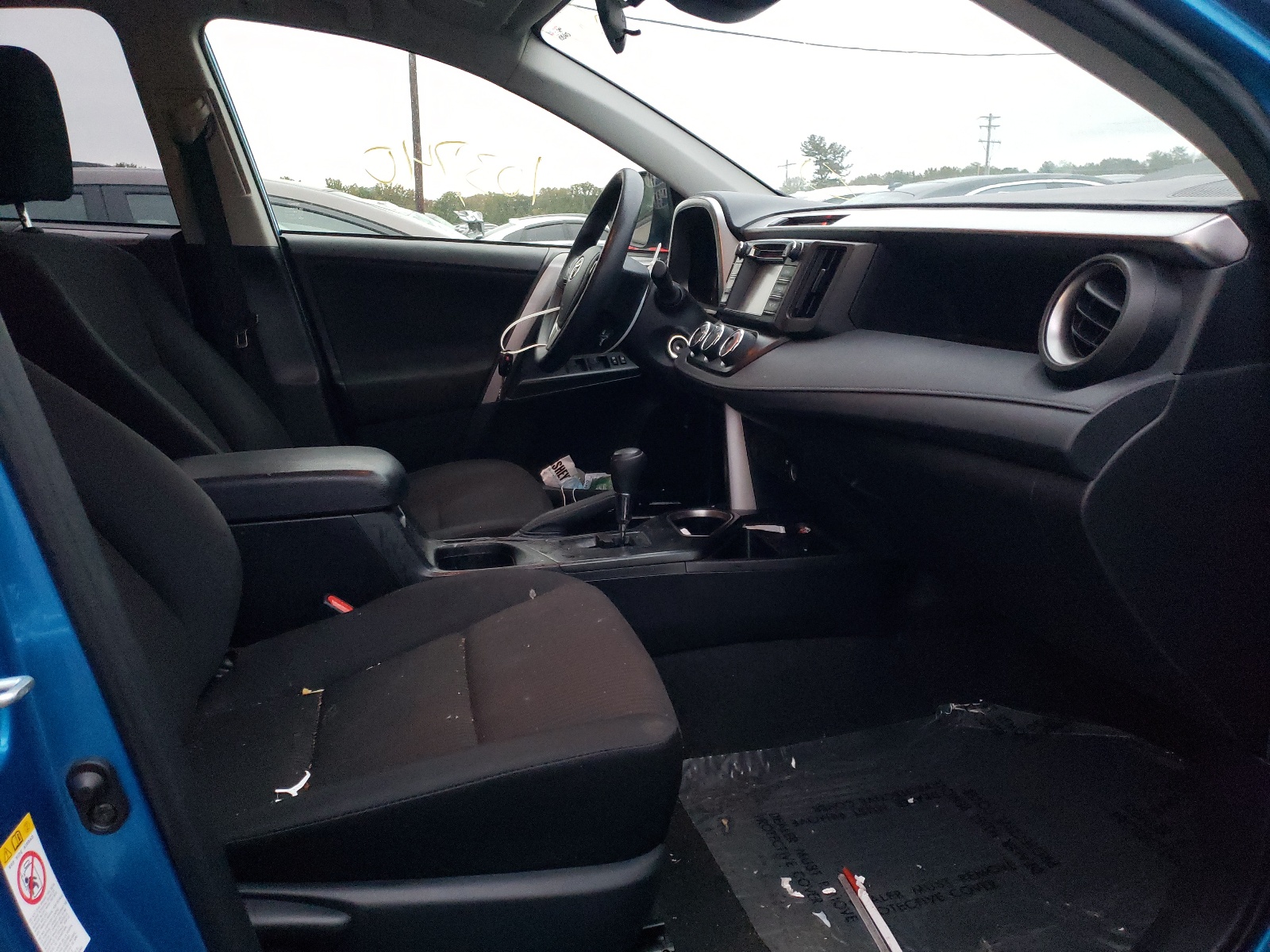 Photo 5 from auction – 2017 TOYOTA RAV4 LE with VIN JTMBFREV0HJ164127