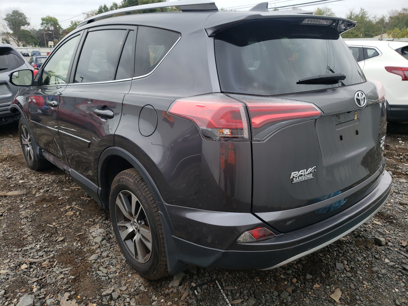 Photo 3 from auction – 2017 TOYOTA RAV4 XLE with VIN JTMRFREV0HJ702050