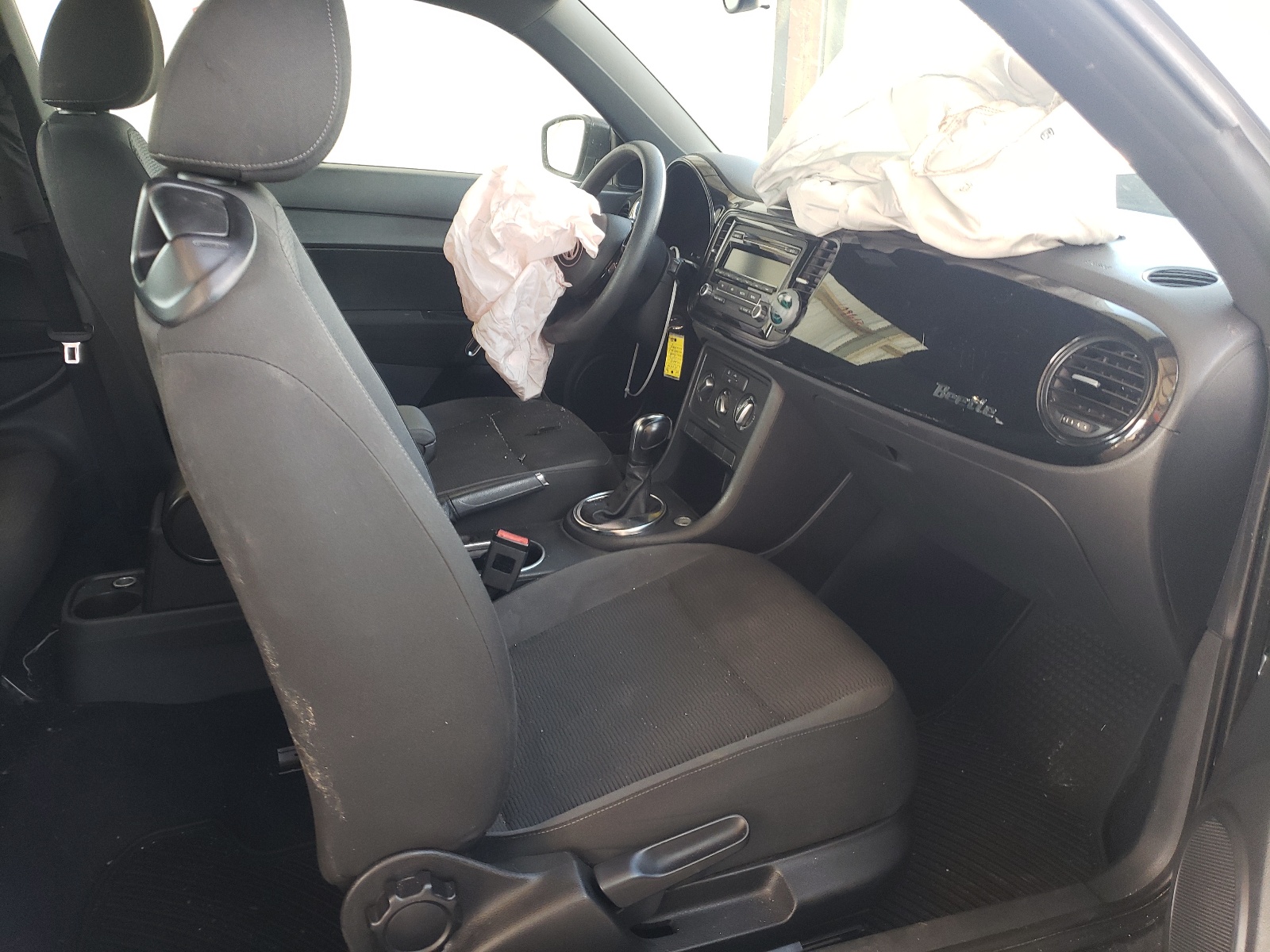 Photo 5 from auction – 2014 VOLKSWAGEN BEETLE with VIN 3VWFP7AT1EM624561