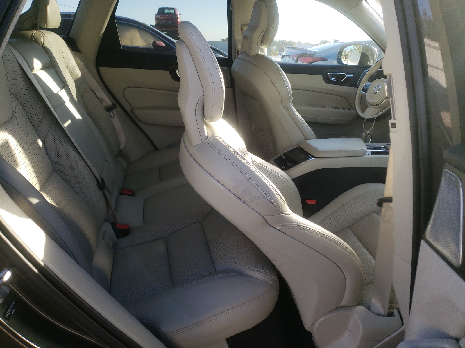 Photo 6 from auction – 2018 VOLVO XC60 T6 IN with VIN YV4A22RL4J1002401
