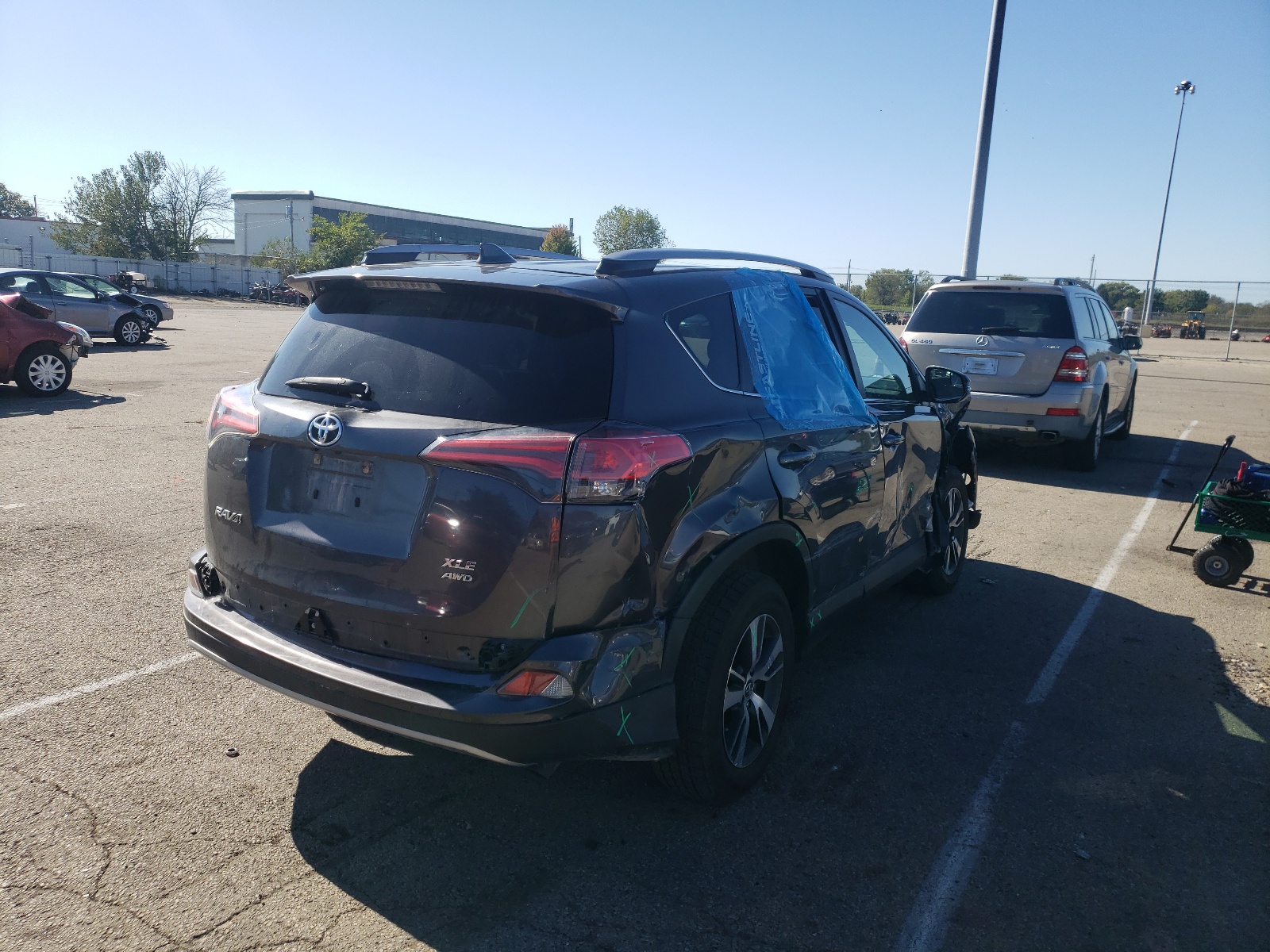 Photo 4 from auction – 2017 TOYOTA RAV4 XLE with VIN 2T3RFREV1HW562740