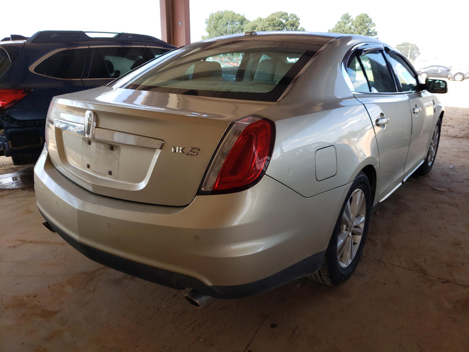 Photo 4 from auction – 2011 LINCOLN MKS with VIN 1LNHL9DR9BG601355