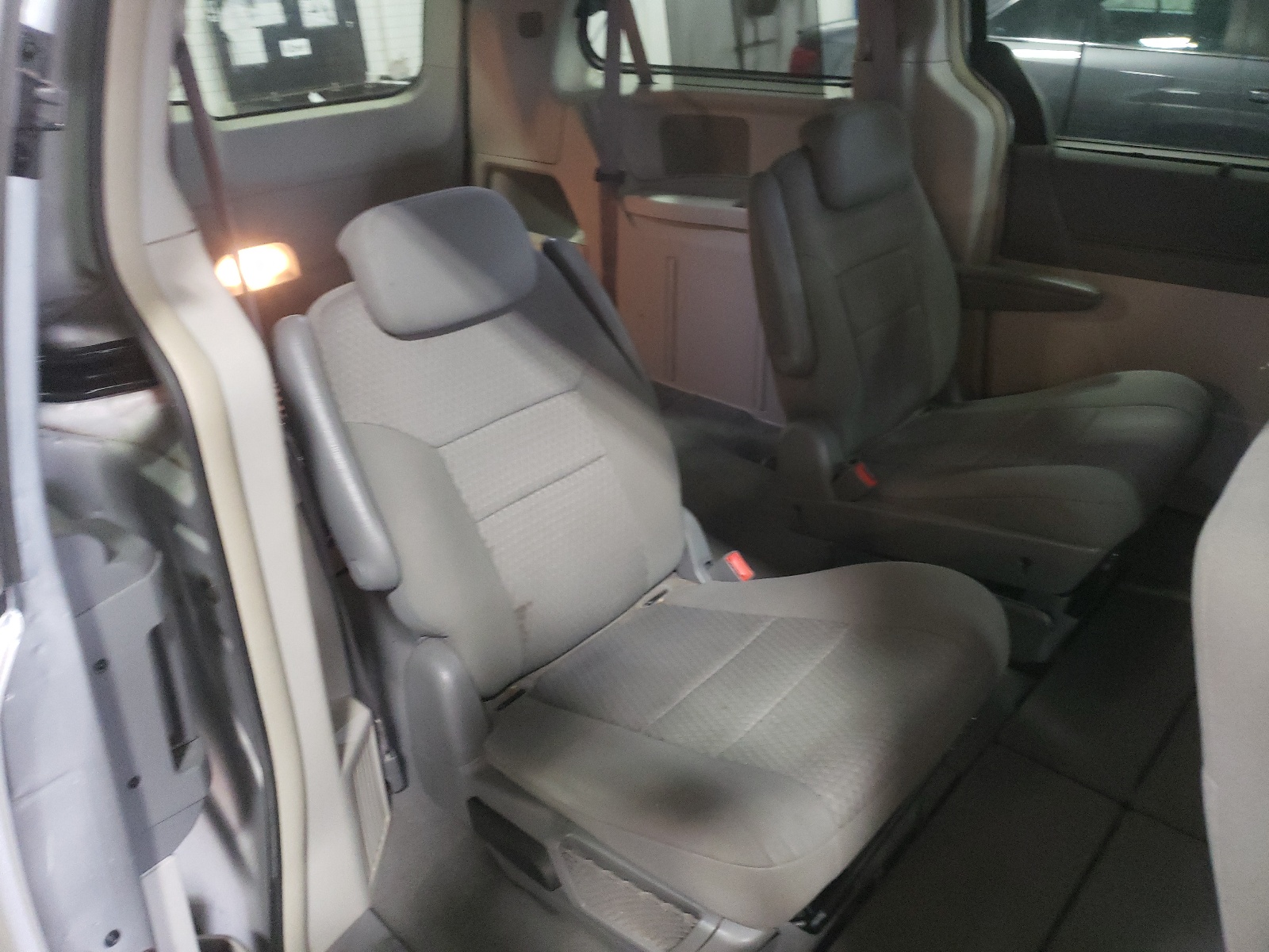 Photo 6 from auction – 2008 CHRYSLER TOWN & COU with VIN 2A8HR54P48R128961