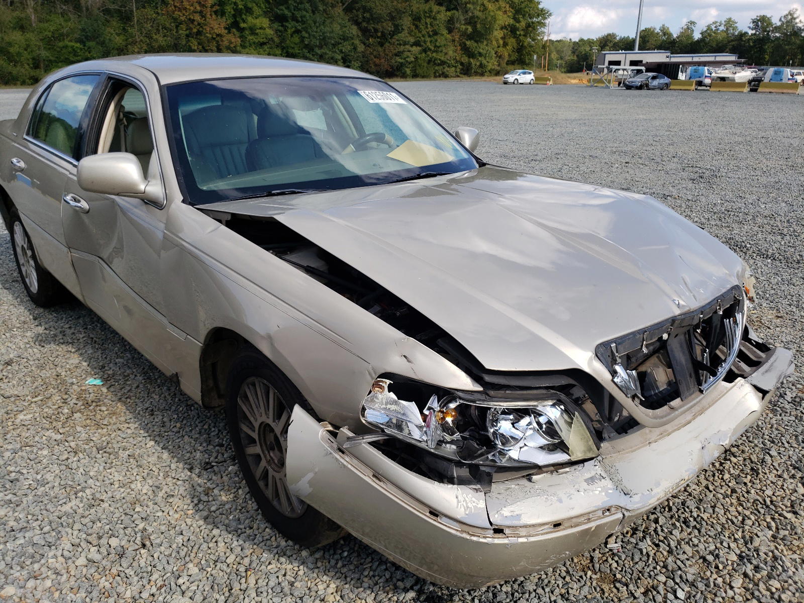 Photo 9 from auction – 2004 LINCOLN TOWN CAR E with VIN 1LNHM81W44Y669237