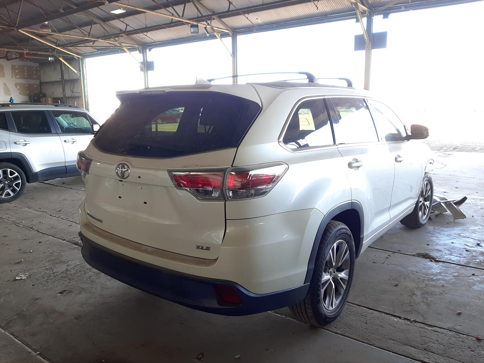 Photo 4 from auction – 2015 TOYOTA HIGHLANDER with VIN 5TDKKRFH6FS119231