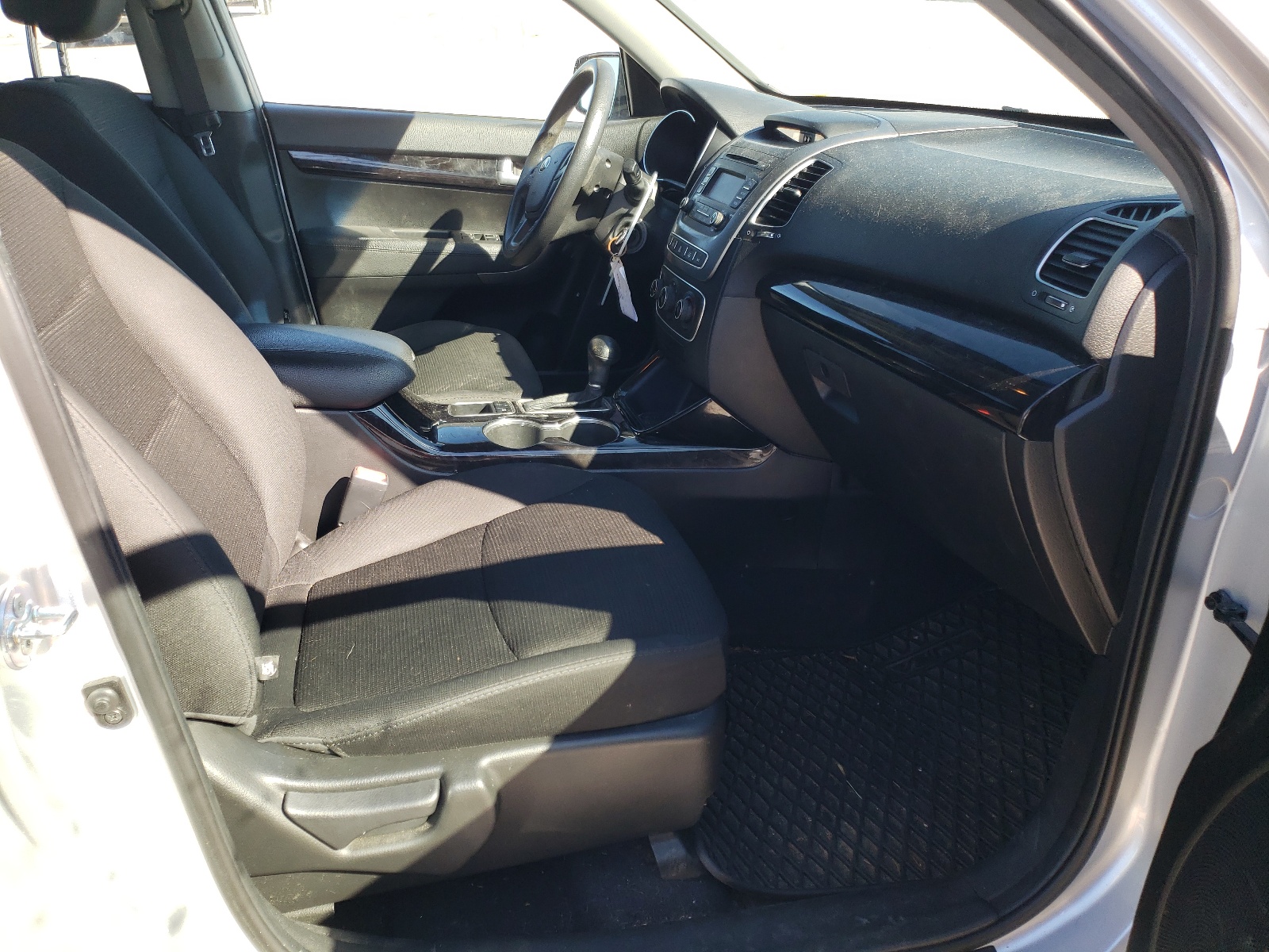 Photo 5 from auction – 2014 KIA SORENTO LX with VIN 5XYKT3A65EG521964