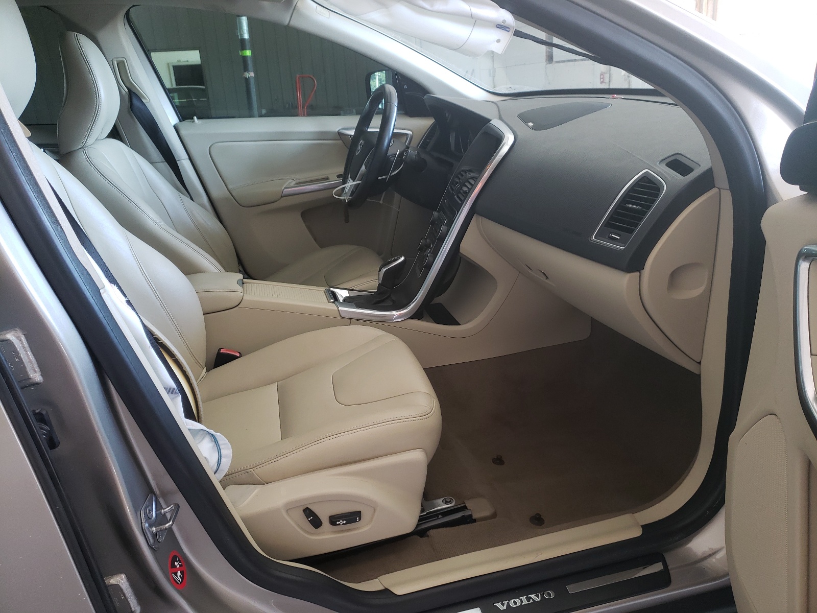 Photo 5 from auction – 2015 VOLVO XC60 T6 PL with VIN YV449MDD5F2625550