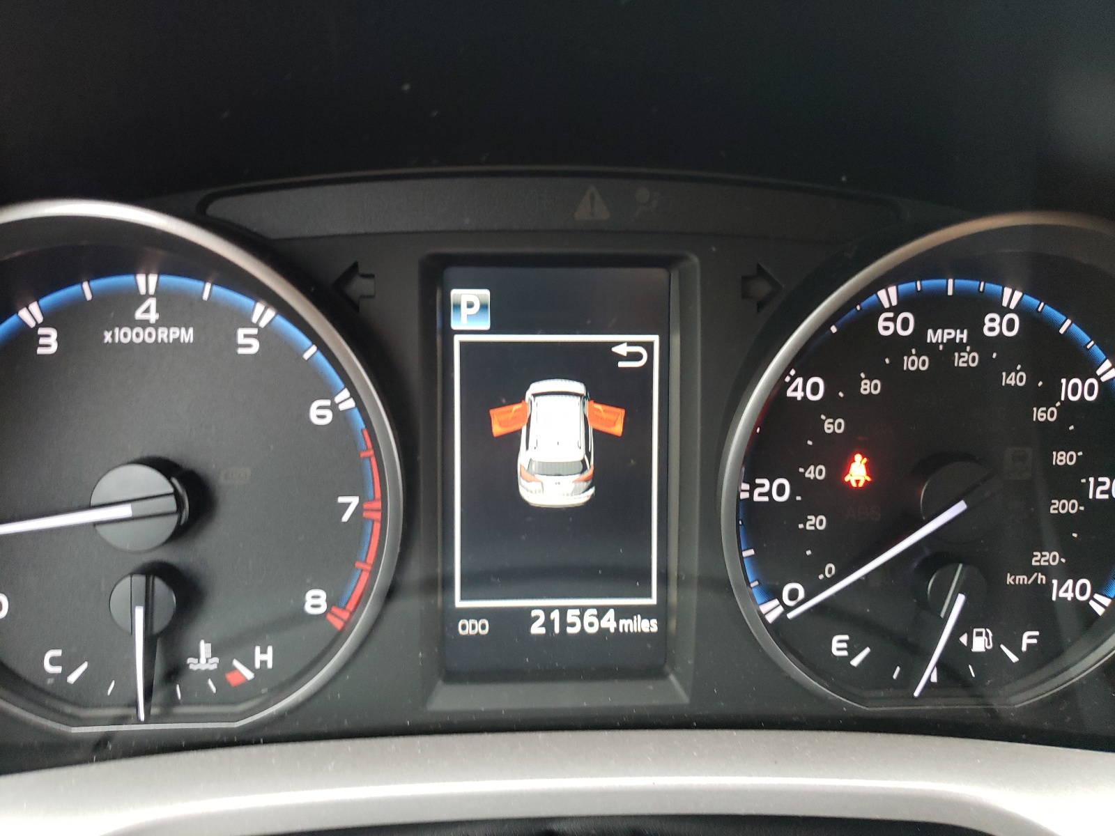 Photo 8 from auction – 2017 TOYOTA RAV4 XLE with VIN JTMRFREV0HJ702050