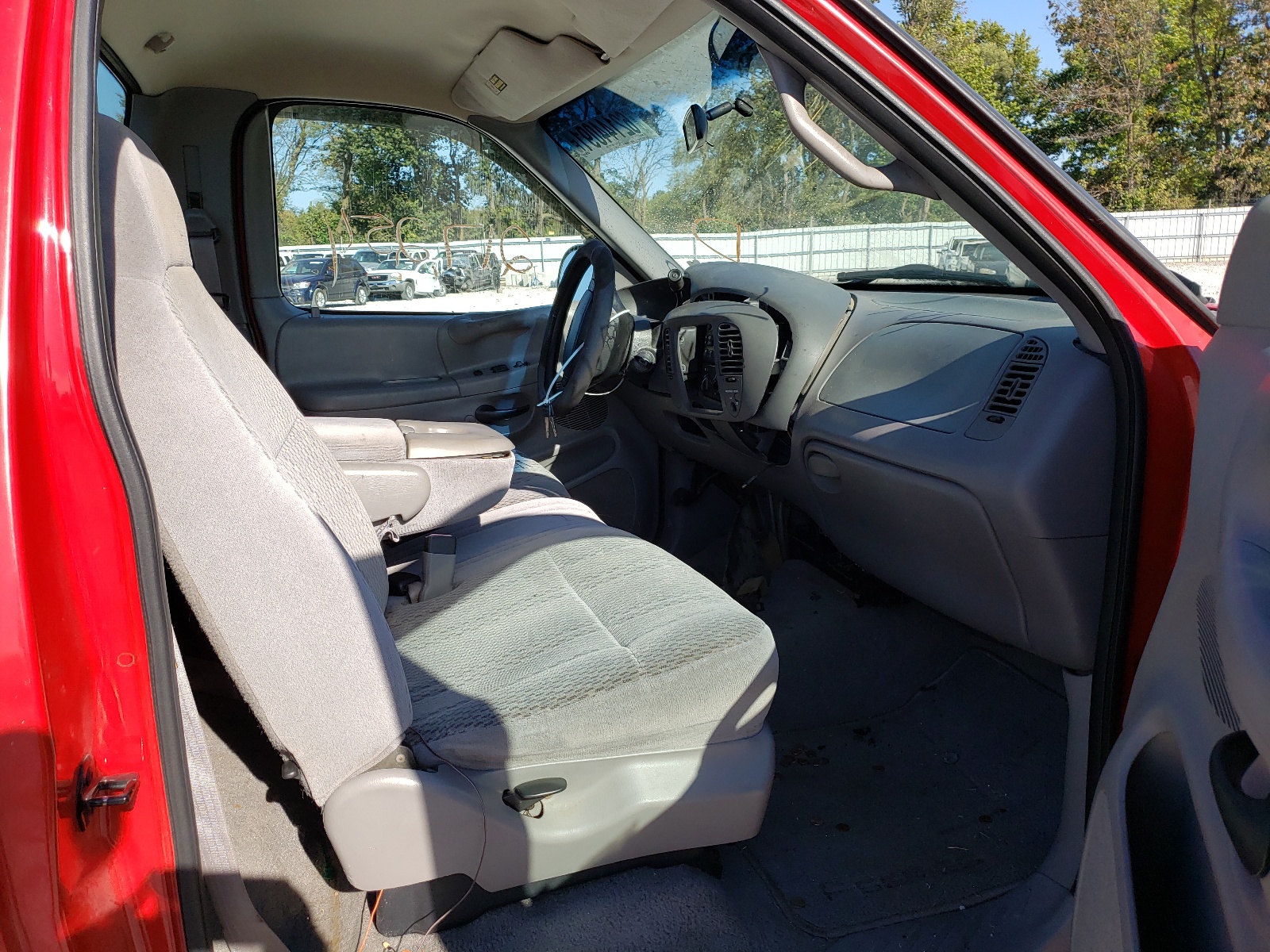 Photo 5 from auction – 1998 FORD F-150 with VIN 1FTRF07L3WKB08874