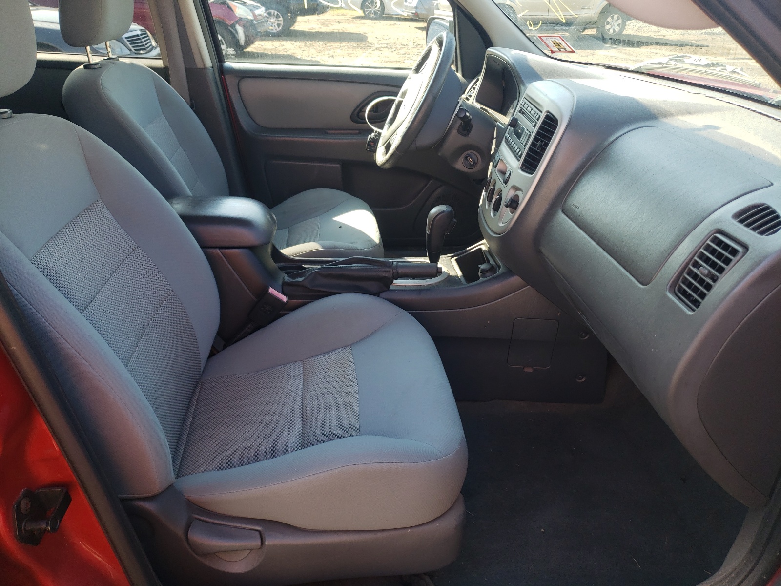 Photo 5 from auction – 2006 FORD ESCAPE XLT with VIN 1FMYU93116KD17696